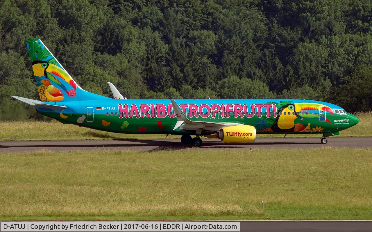 D-ATUJ, 2012 Boeing 737-8K5 C/N 39923, taxying to the gate