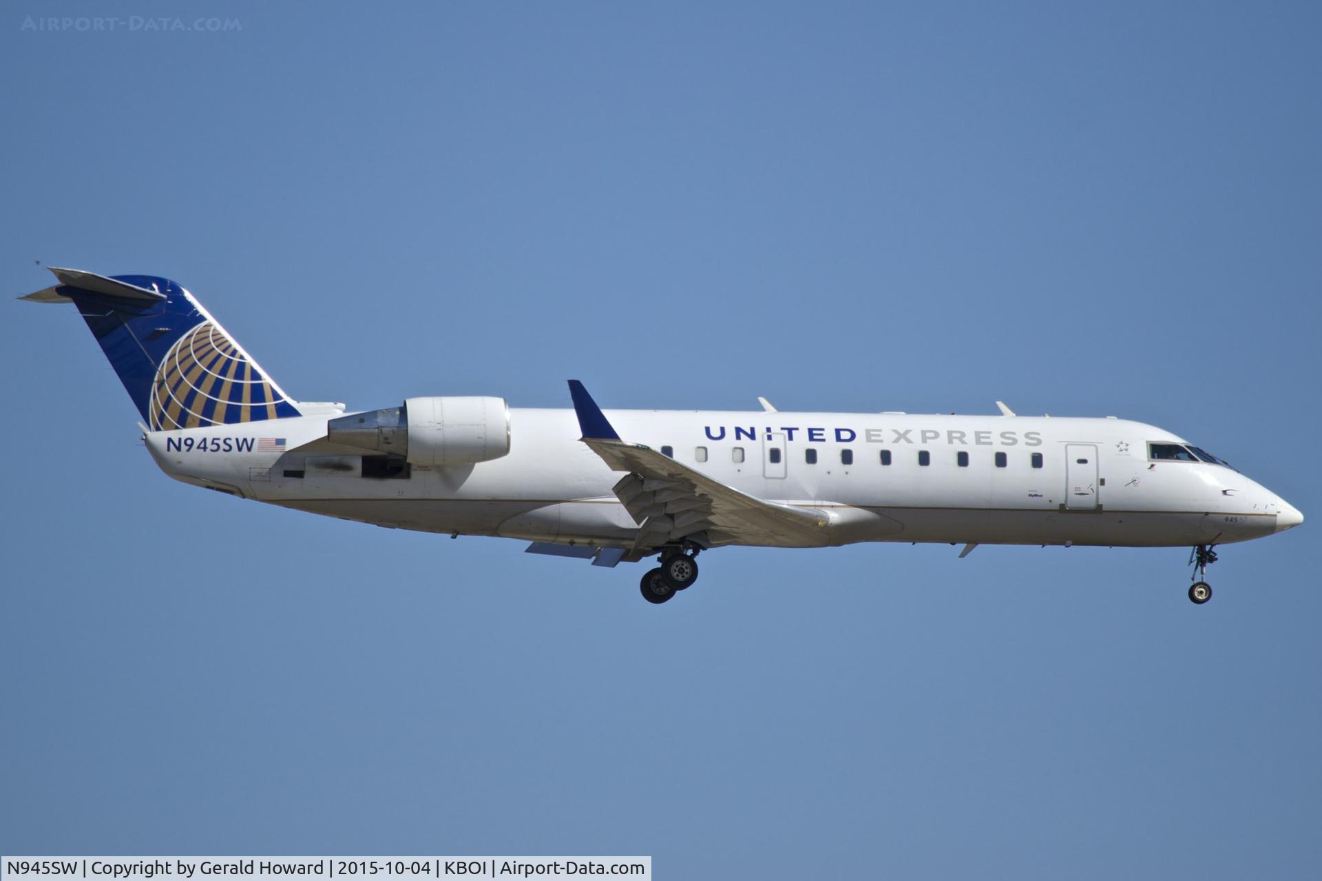 N945SW, 2003 Bombardier CRJ-200LR (CL-600-2B19) C/N 7770, Landing RWY 10L.