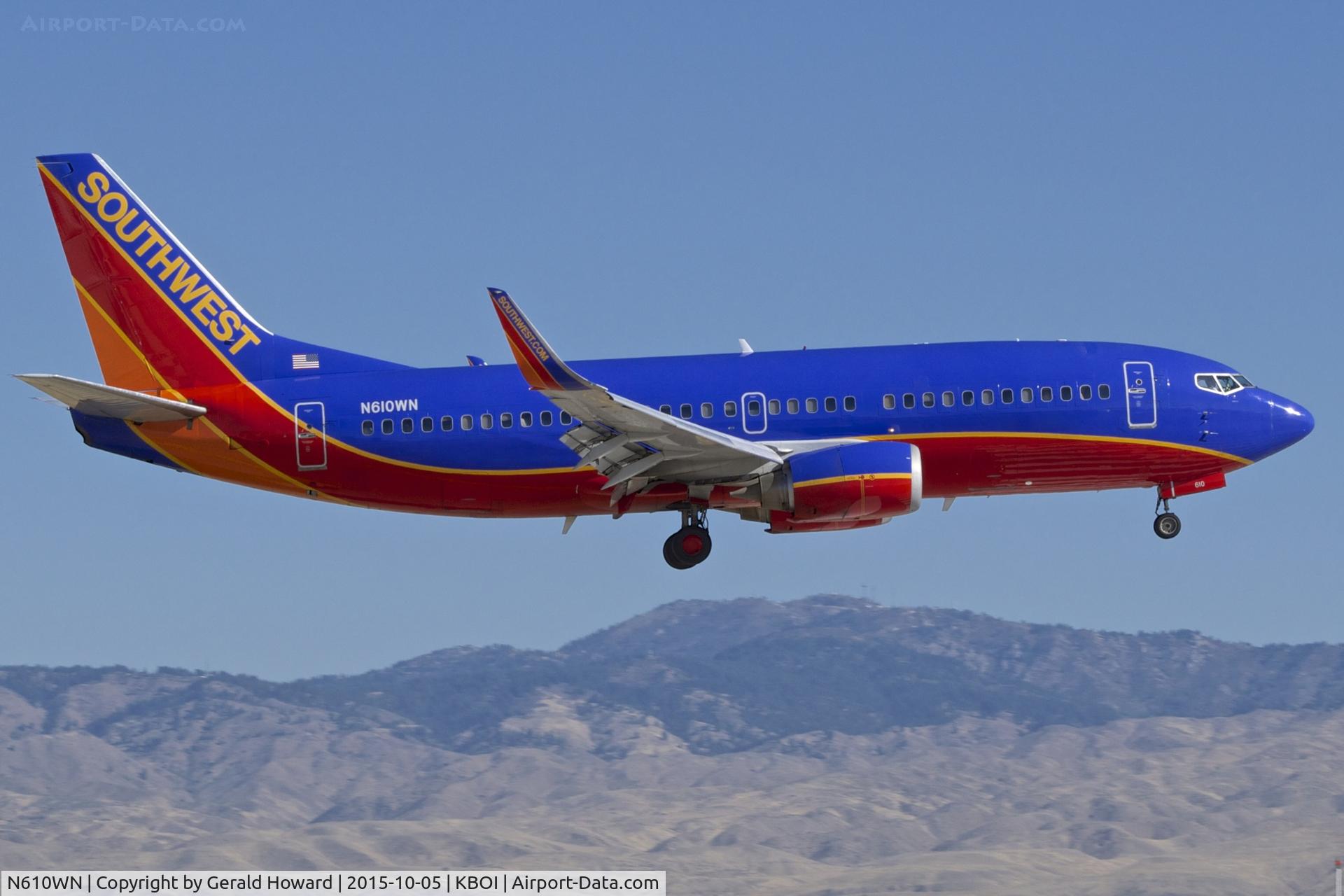 N610WN, 1995 Boeing 737-3H4 C/N 27696, Landing RWY 10R.