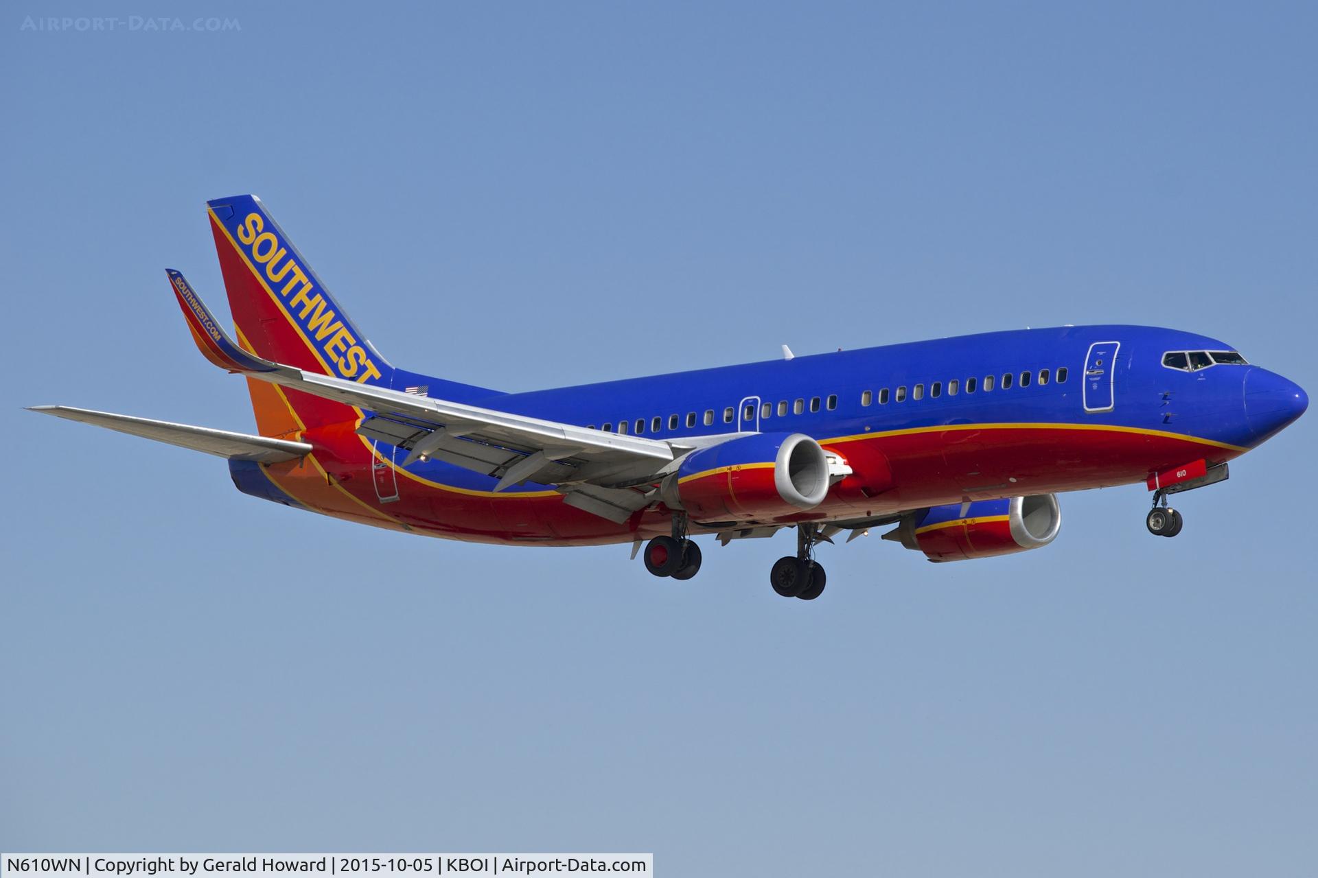 N610WN, 1995 Boeing 737-3H4 C/N 27696, On approach for RWY 10R.