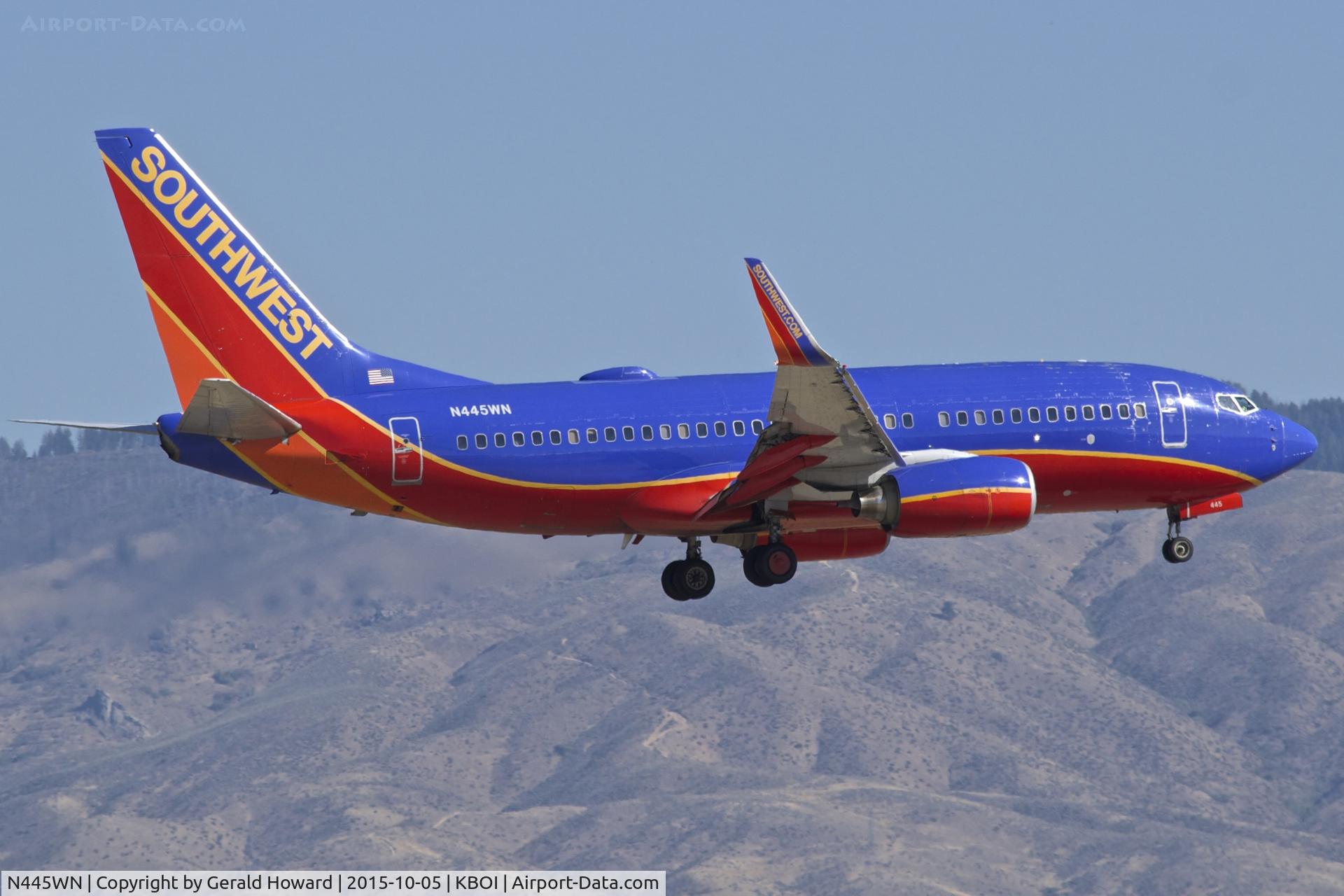 N445WN, 2003 Boeing 737-7H4 C/N 29841, Landing RWY 10L.