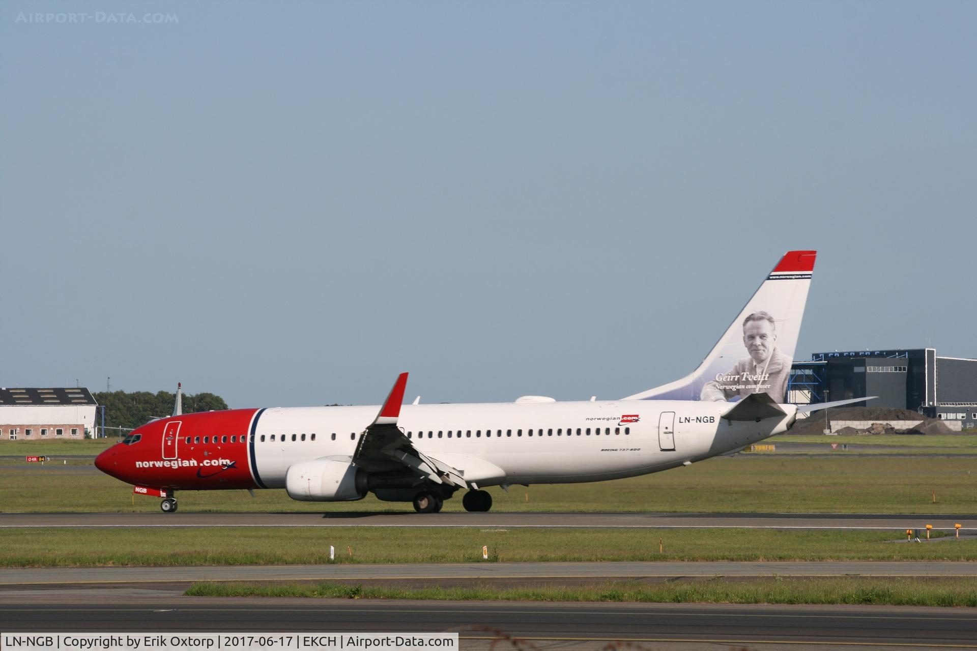 LN-NGB, 2012 Boeing 737-8JP C/N 39015, LN-NGB just arrived rw 04L