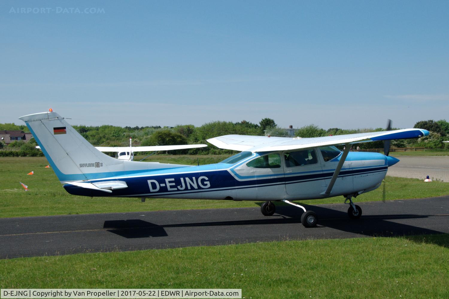 D-EJNG, 1988 Cessna R182RG II Skylane RG C/N R18200337, Cessna 182 Skylane taxiing at the airfield on the German island of Borkum