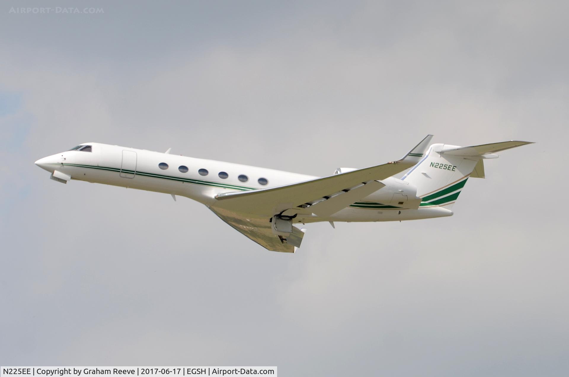 N225EE, 1998 Gulfstream Aerospace G-V C/N 563, Departing from Norwich.
