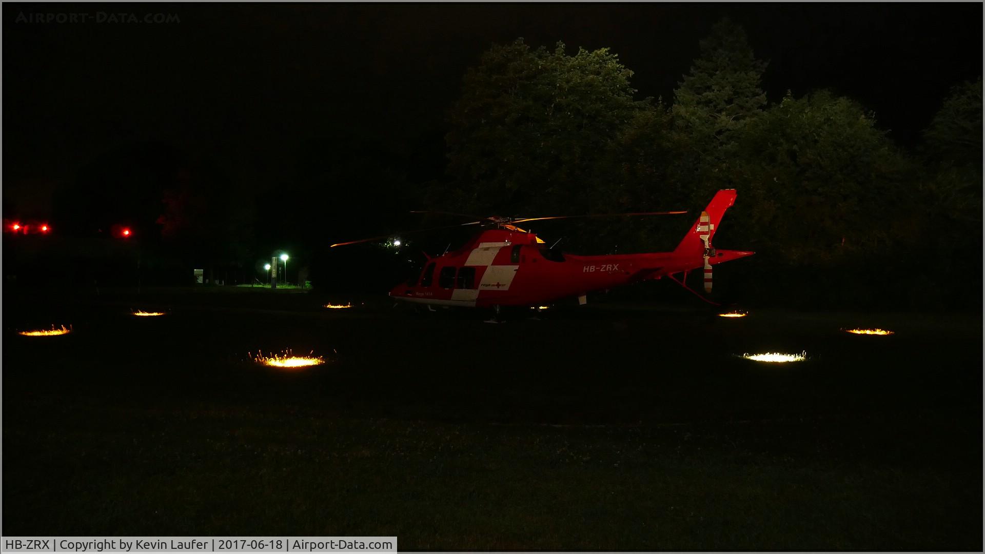 HB-ZRX, 2009 AgustaWestland AW-109SP Grand New C/N 22206, Start am Krankenhaus Günzburg in der Nacht