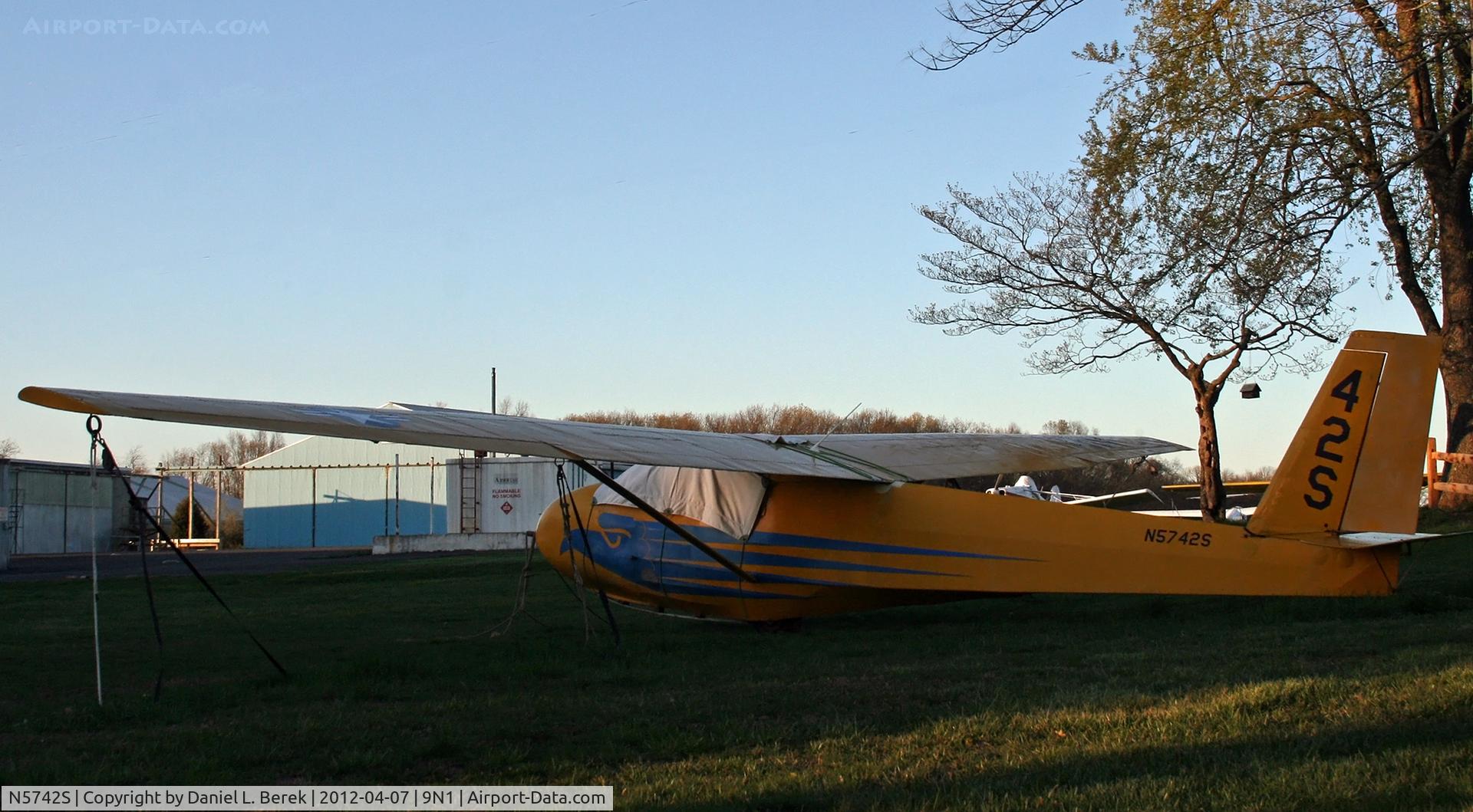 N5742S, 1968 Schweizer SGS 2-33 C/N 84, Beautiful evening to spot a canary yellow sailplane!