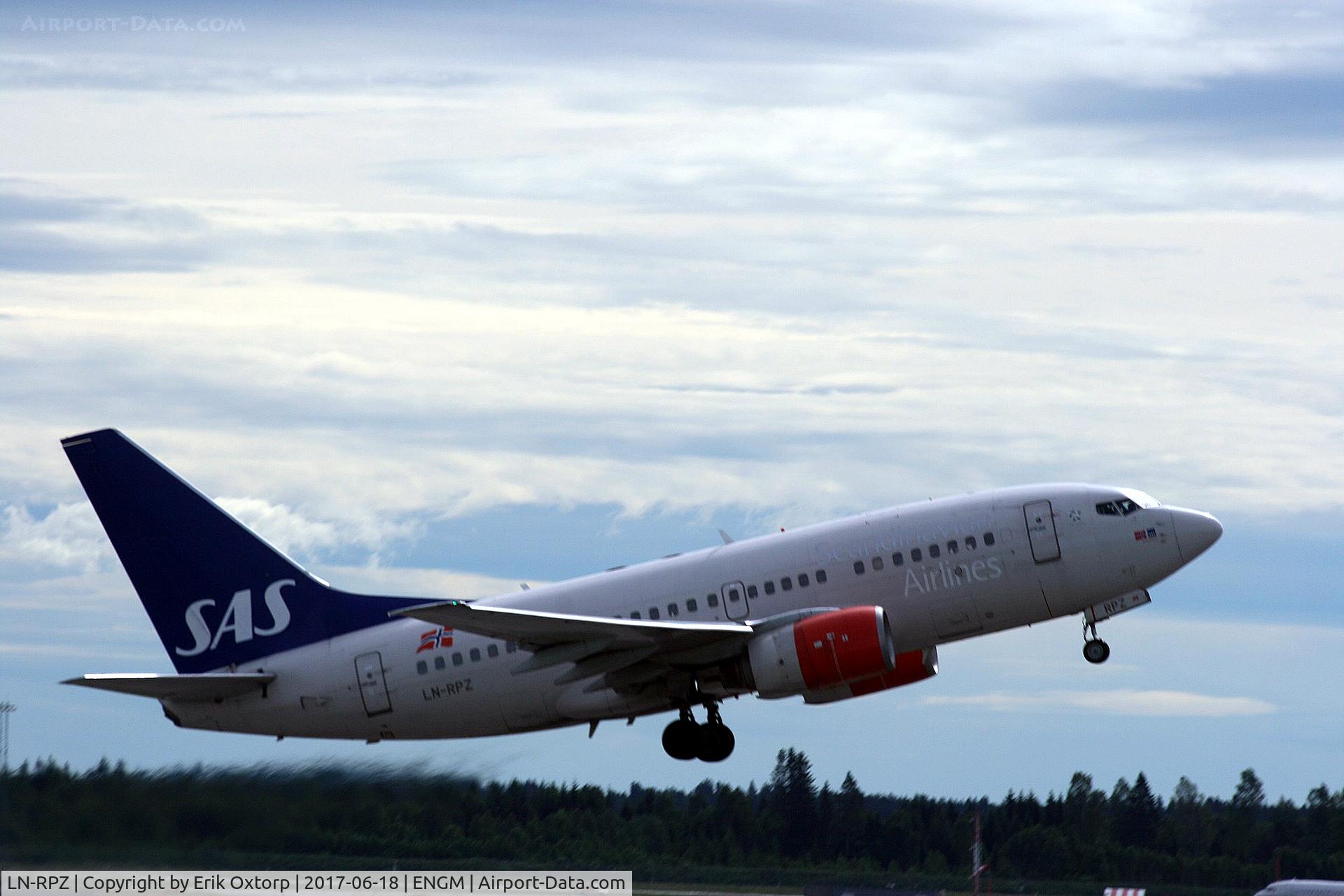 LN-RPZ, 1998 Boeing 737-683 C/N 28293, LN-RPZ taking off OSL