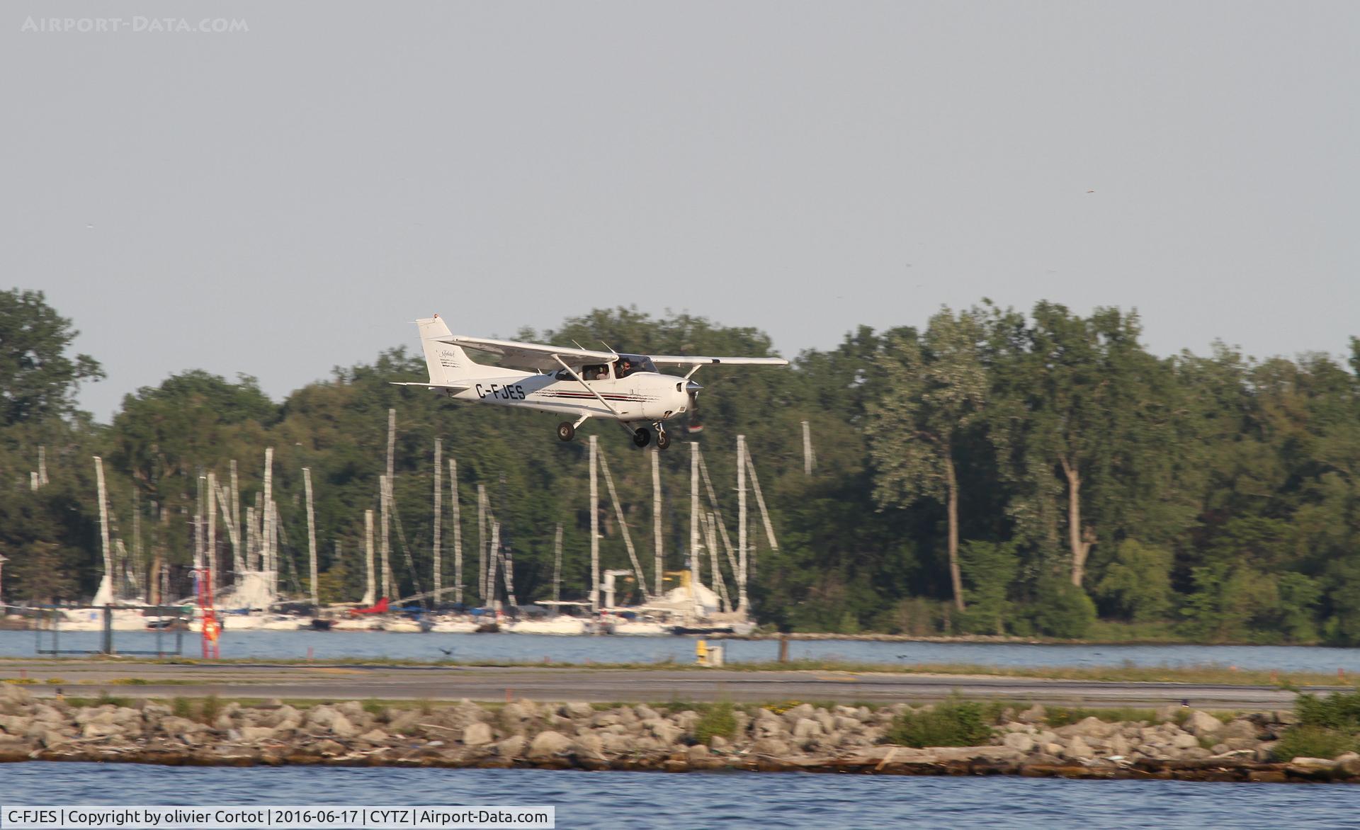 C-FJES, Cessna 172R C/N 17280261, landing at toronto airport