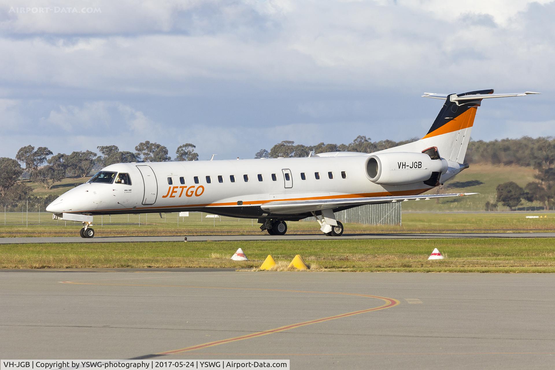 VH-JGB, 2003 Embraer ERJ-135LR (EMB-135LR) C/N 145728, JetGo Australia (VH-JGB) Embraer ERJ-135LR taxiing at Wagga Wagga Airport.