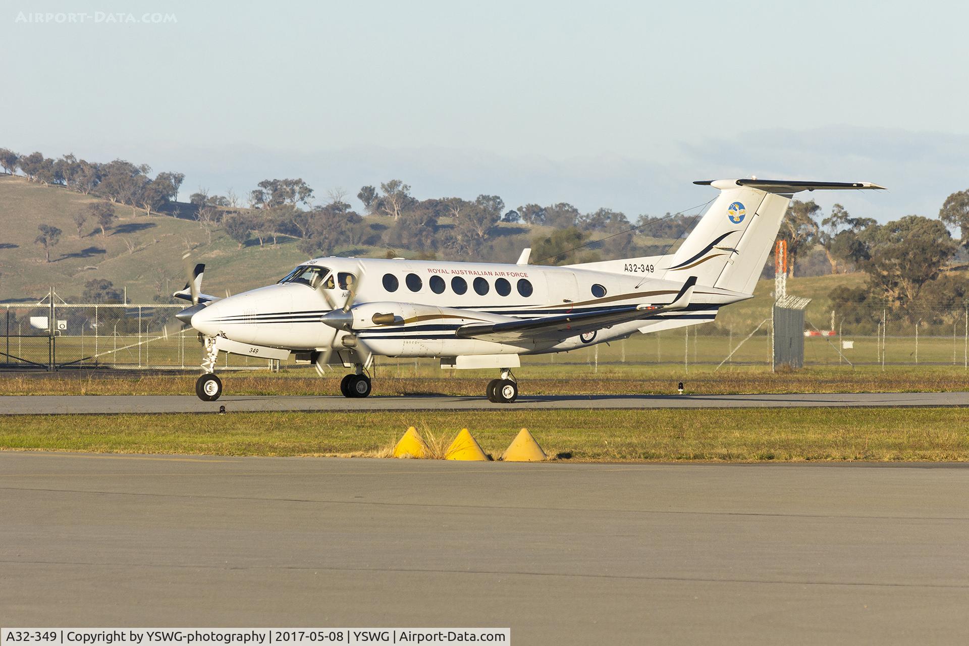 A32-349, 2003 Beech Super King Air 350 C/N FL-349, Royal Australian Air Force (A32-349) Beech King Air 350 taxiing at Wagga Wagga Airport
