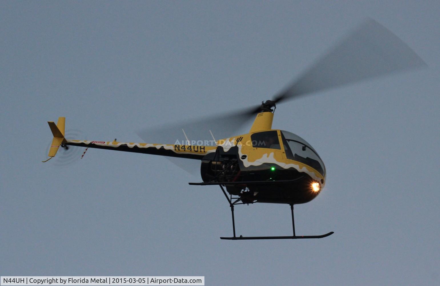 N44UH, Robinson R22 C/N 4677, R22 at Heliexpo Orlando