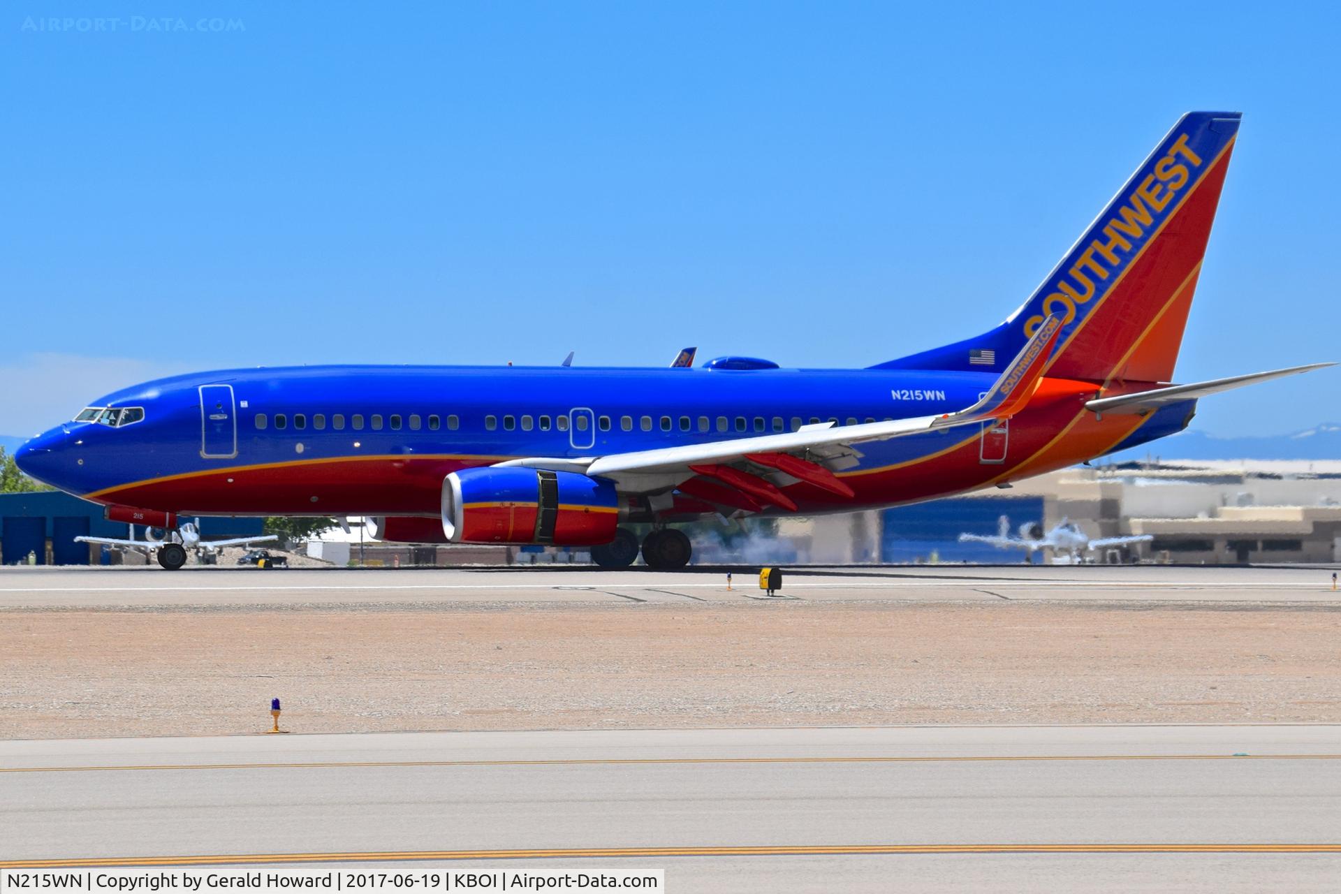 N215WN, 2005 Boeing 737-7H4 C/N 32487, Landing roll out on RWY 10L.