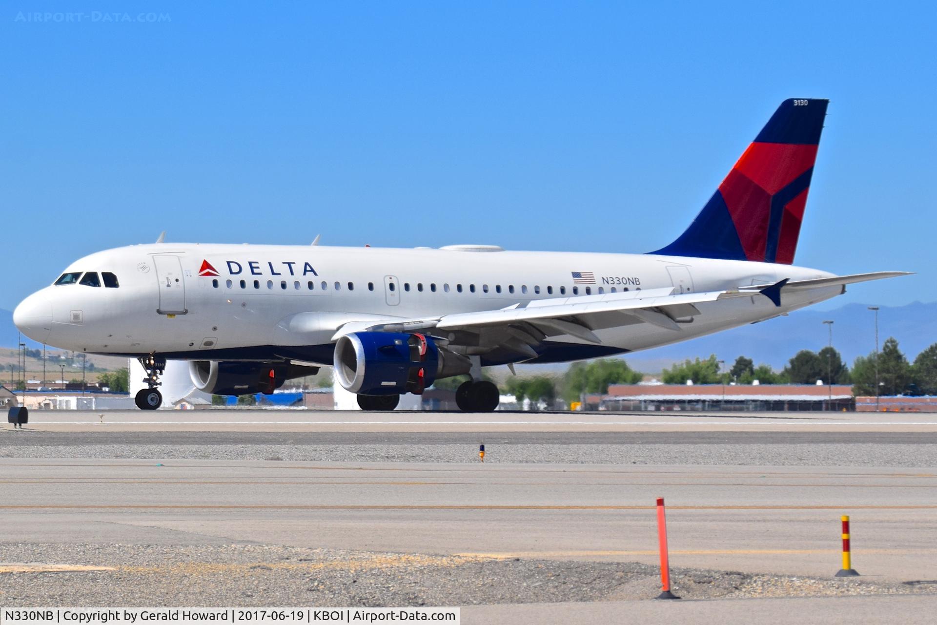 N330NB, 2001 Airbus A319-114 C/N 1549, Landing roll out on RWY 10L.