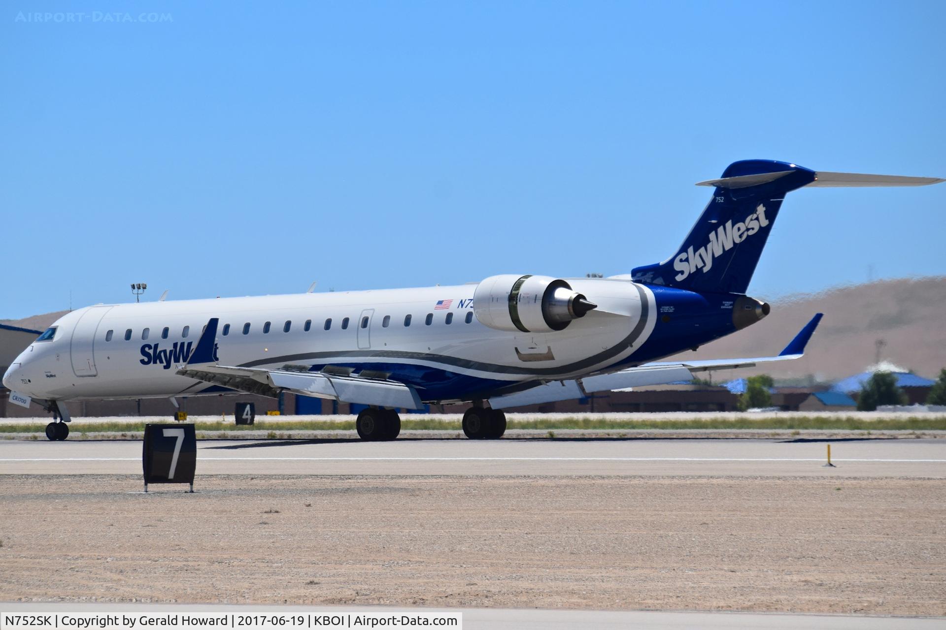 N752SK, 2005 Bombardier CRJ-701ER (CL-600-2C10) Regional Jet C/N 10209, Landing roll out on RWY 10L.