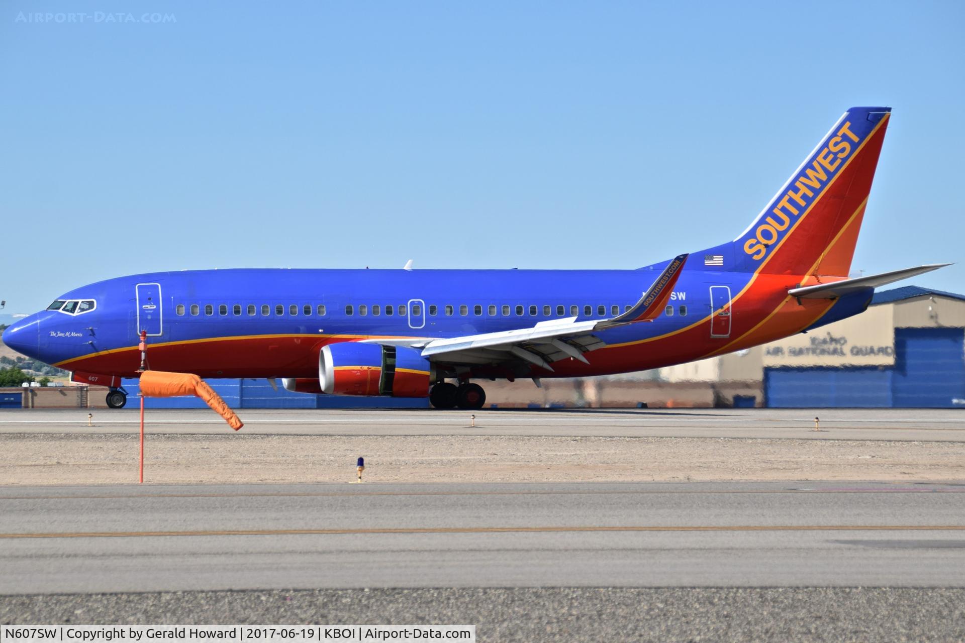 N607SW, 1995 Boeing 737-3H4 C/N 27927, Landing RWY 10L.