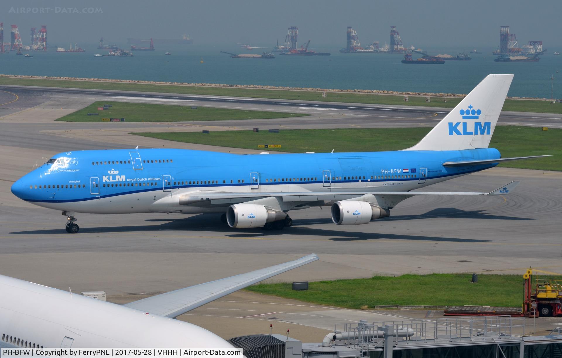 PH-BFW, 2000 Boeing 747-406BC C/N 30454, KLM B744 at the other end of the line.