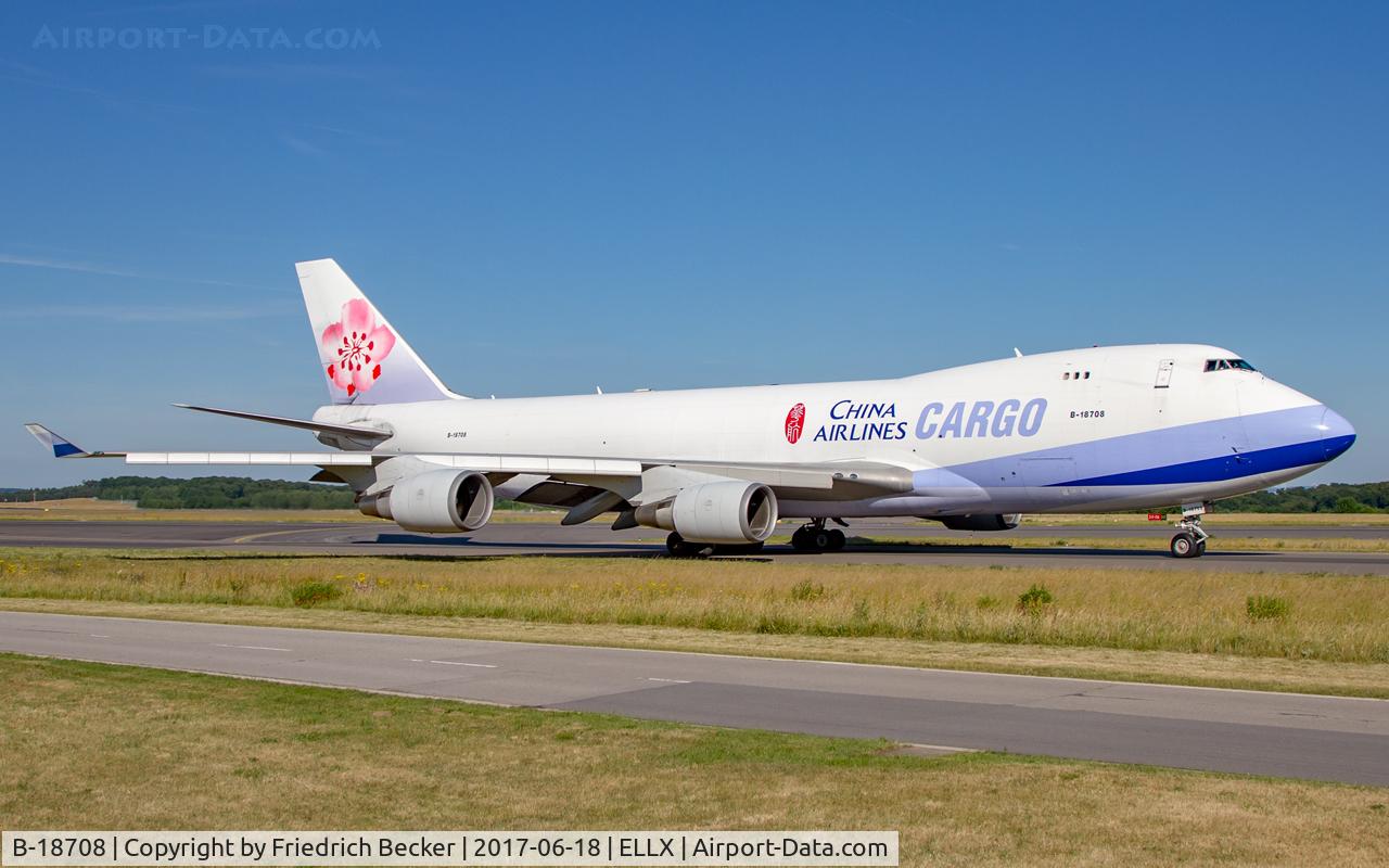 B-18708, 2001 Boeing 747-409F/SCD C/N 30765, taxying to the active