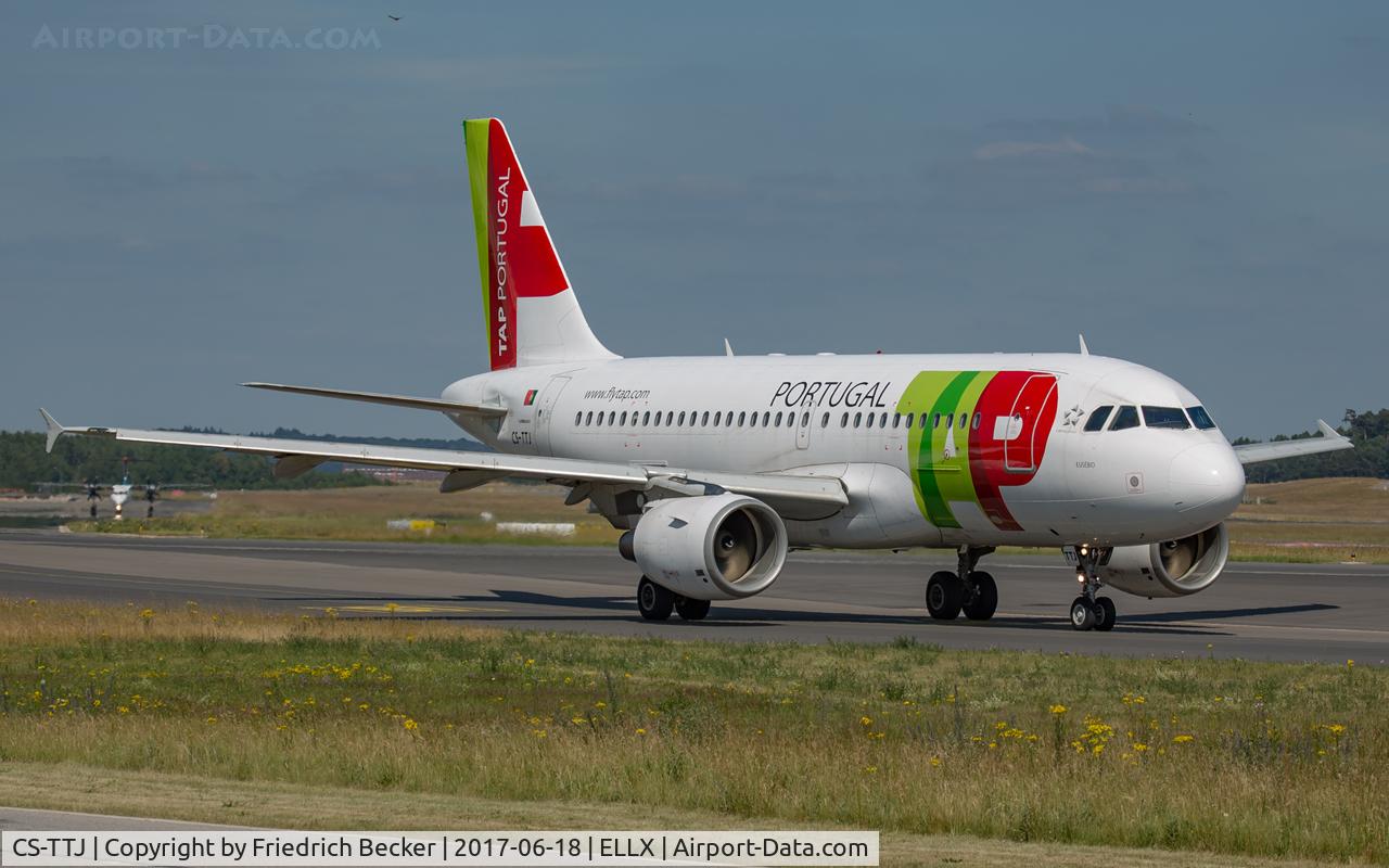 CS-TTJ, 1999 Airbus A319-111 C/N 979, taxying to the active