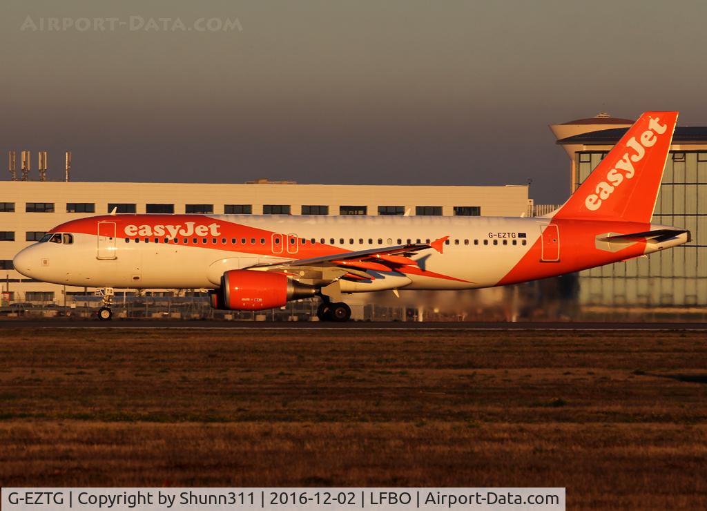 G-EZTG, 2009 Airbus A320-214 C/N 3946, Ready for take off from rwy 32R in new c/s