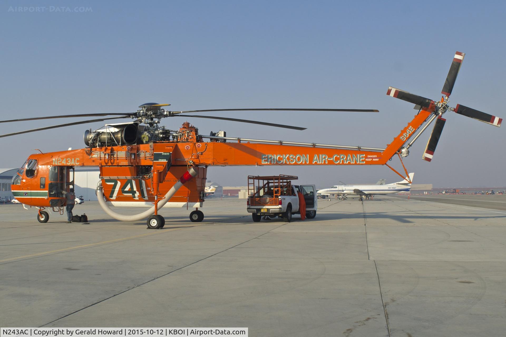 N243AC, Erickson S64E Skycrane C/N 64022, Loading up for the day's mission.