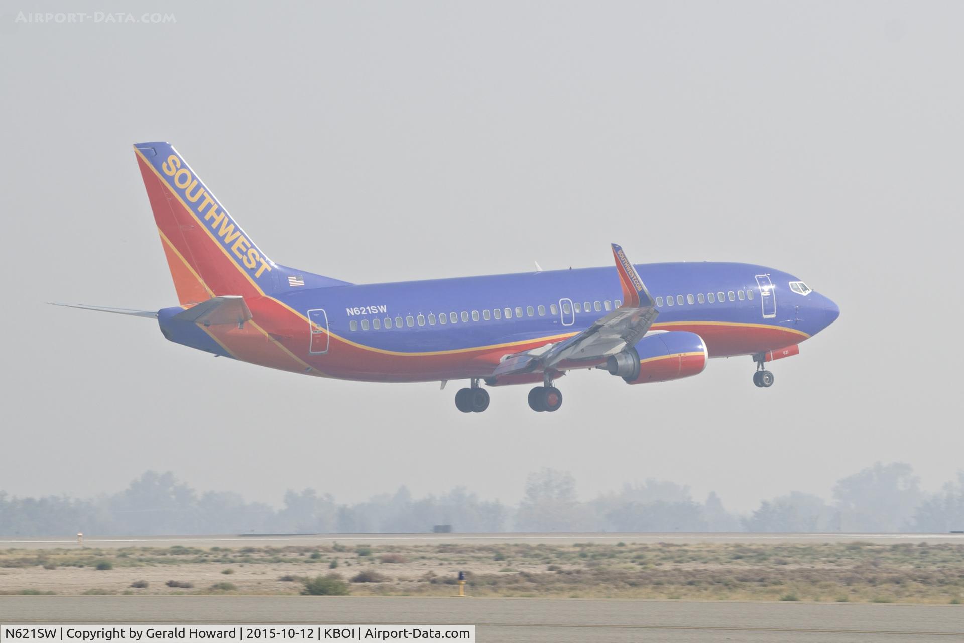 N621SW, 1996 Boeing 737-3H4 C/N 28037, Landing RWY 10R.