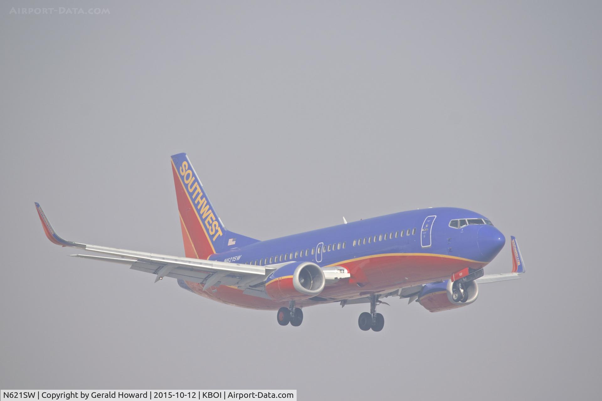 N621SW, 1996 Boeing 737-3H4 C/N 28037, ILS approach for RYW 10R.