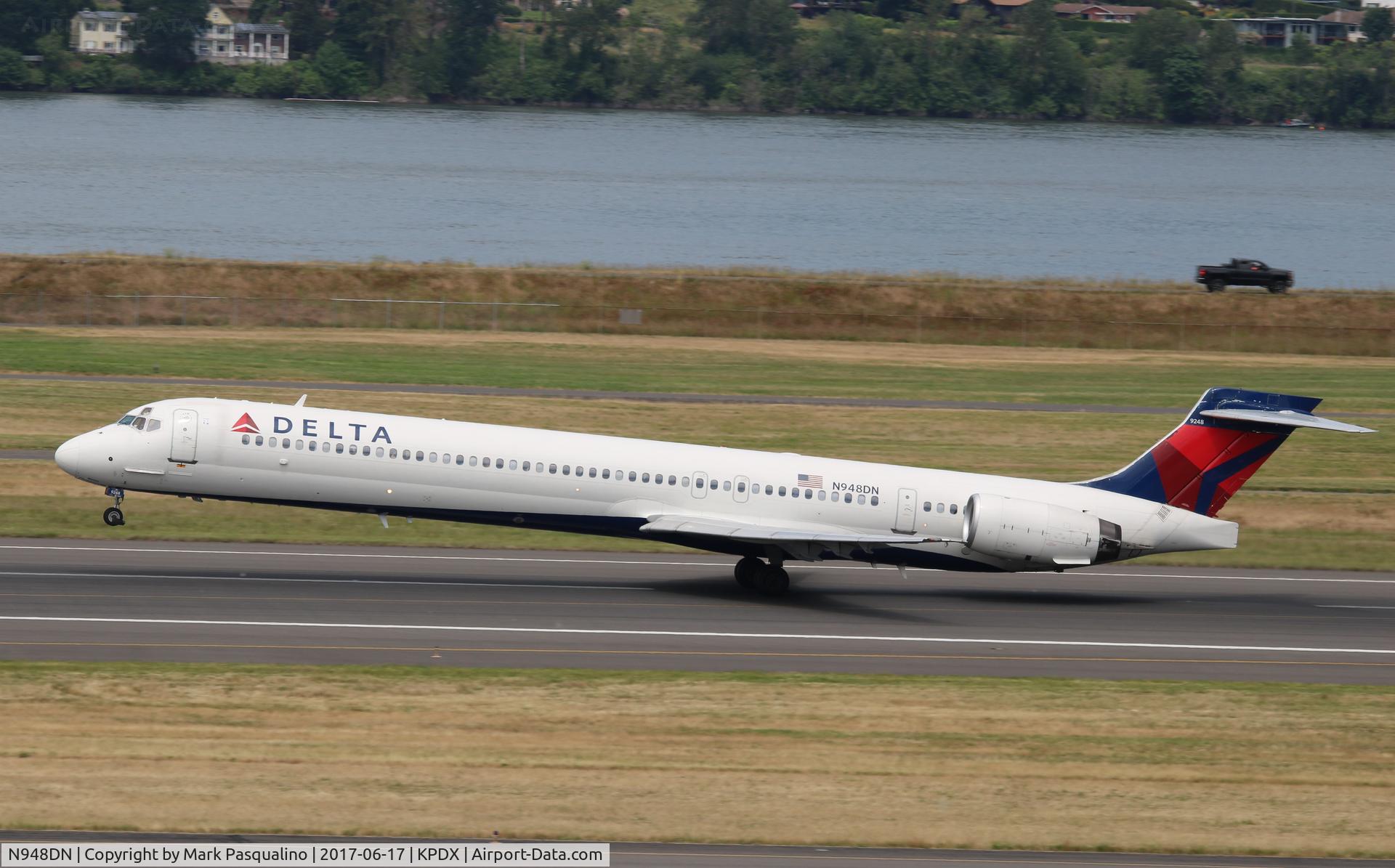 N948DN, 1996 McDonnell Douglas MD-90-30 C/N 53357, MD-90-30
