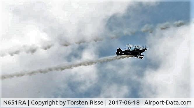 N651RA, Pitts S-2S Special C/N 1, Die Pitts Raven S-2S mit 600 PS war eine der Attraktionen auf dem Flugtag in Bergneustadt. Pilot und Eigentümer Torsten Weiß ist einer der erfolgreichsten Kunstflug Piloten in Deutschland. Er gewann Wettbewerbe der höchsten Klassen. (Hessischer Meister)