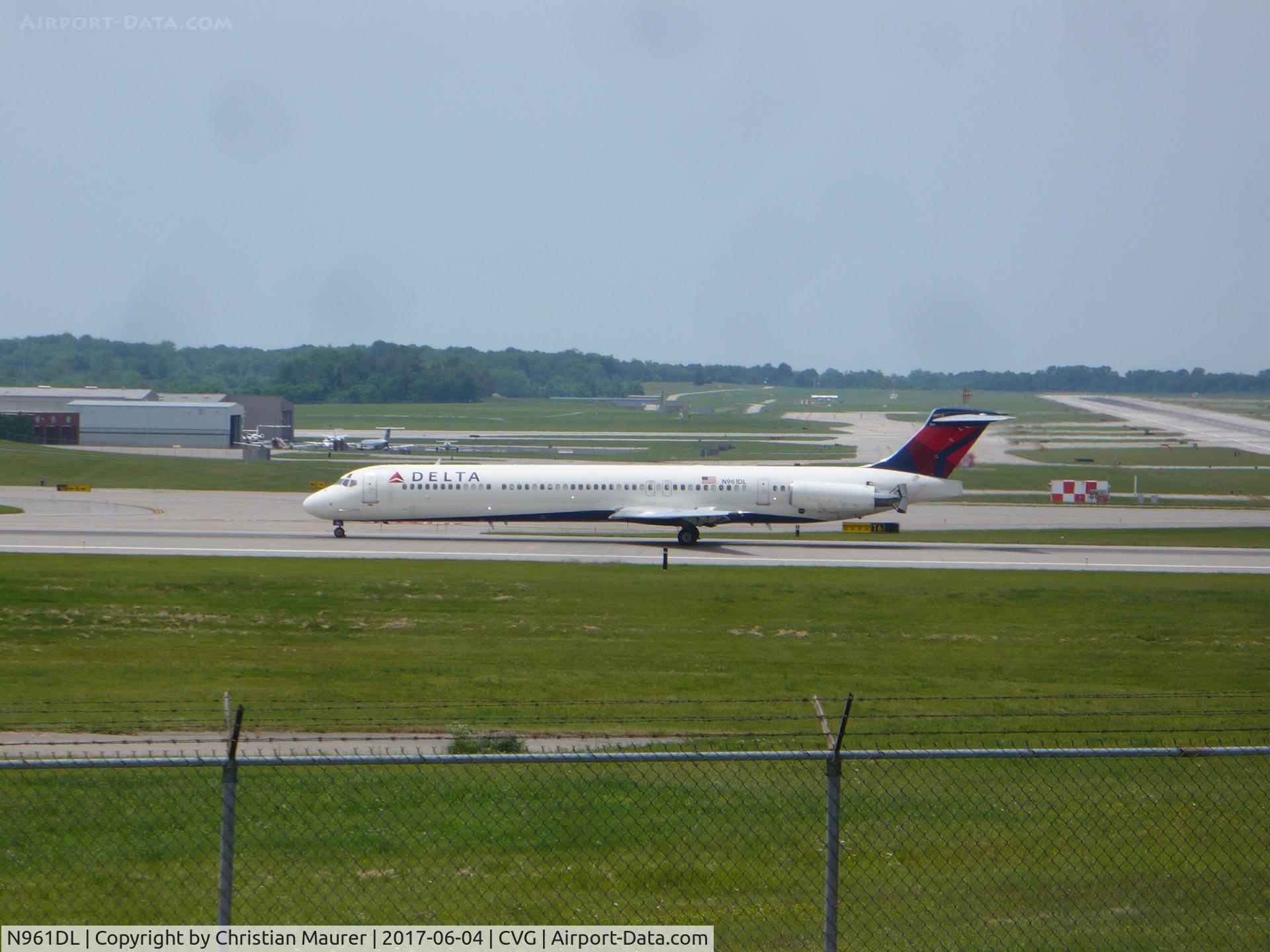 N961DL, 1990 McDonnell Douglas MD-88 C/N 49980, Douglas MD-88