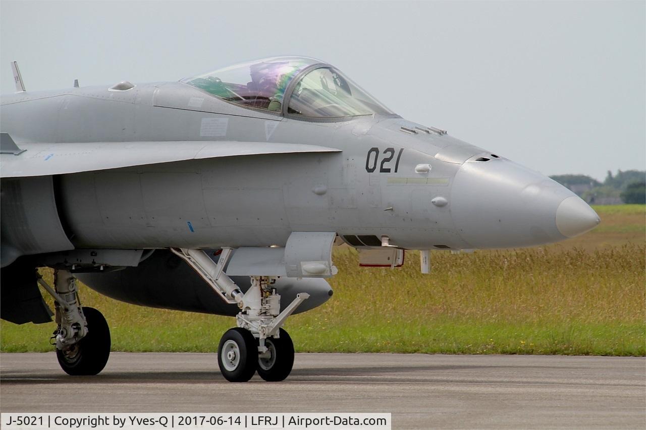 J-5021, McDonnell Douglas F/A-18C Hornet C/N 1370/SFC021, McDonnell Douglas FA-18C Hornet, Taxiing to flight-line, Landivisiau Naval Air Base (LFRJ) Tiger Meet 2017