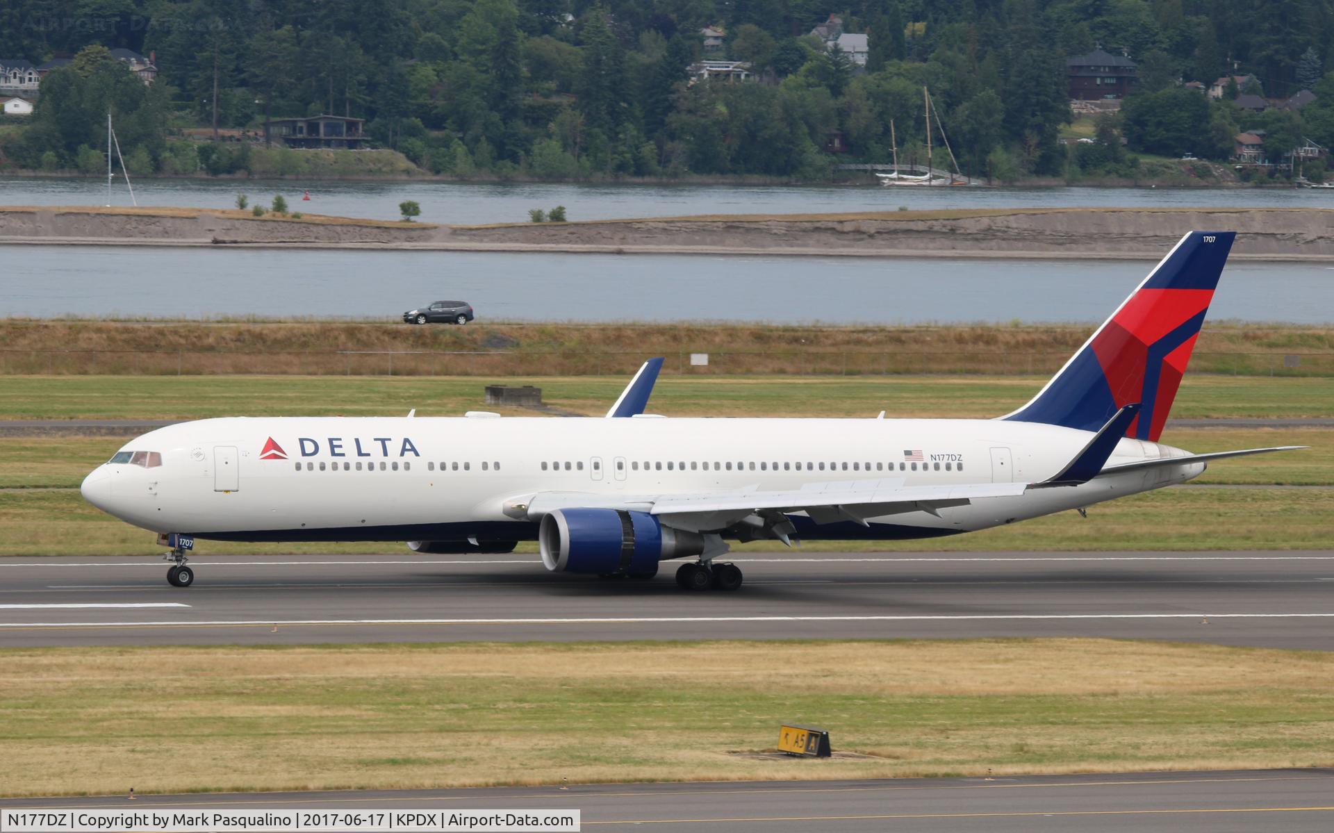 N177DZ, 1999 Boeing 767-332 C/N 29698, Boeing 767-300