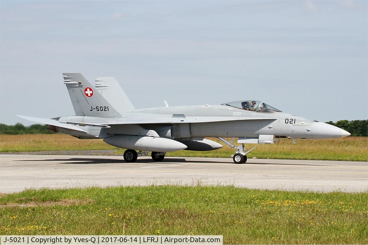 J-5021, McDonnell Douglas F/A-18C Hornet C/N 1370/SFC021, McDonnell Douglas FA-18C Hornet, Taxiing to flight-line, Landivisiau Naval Air Base (LFRJ) Tiger Meet 2017