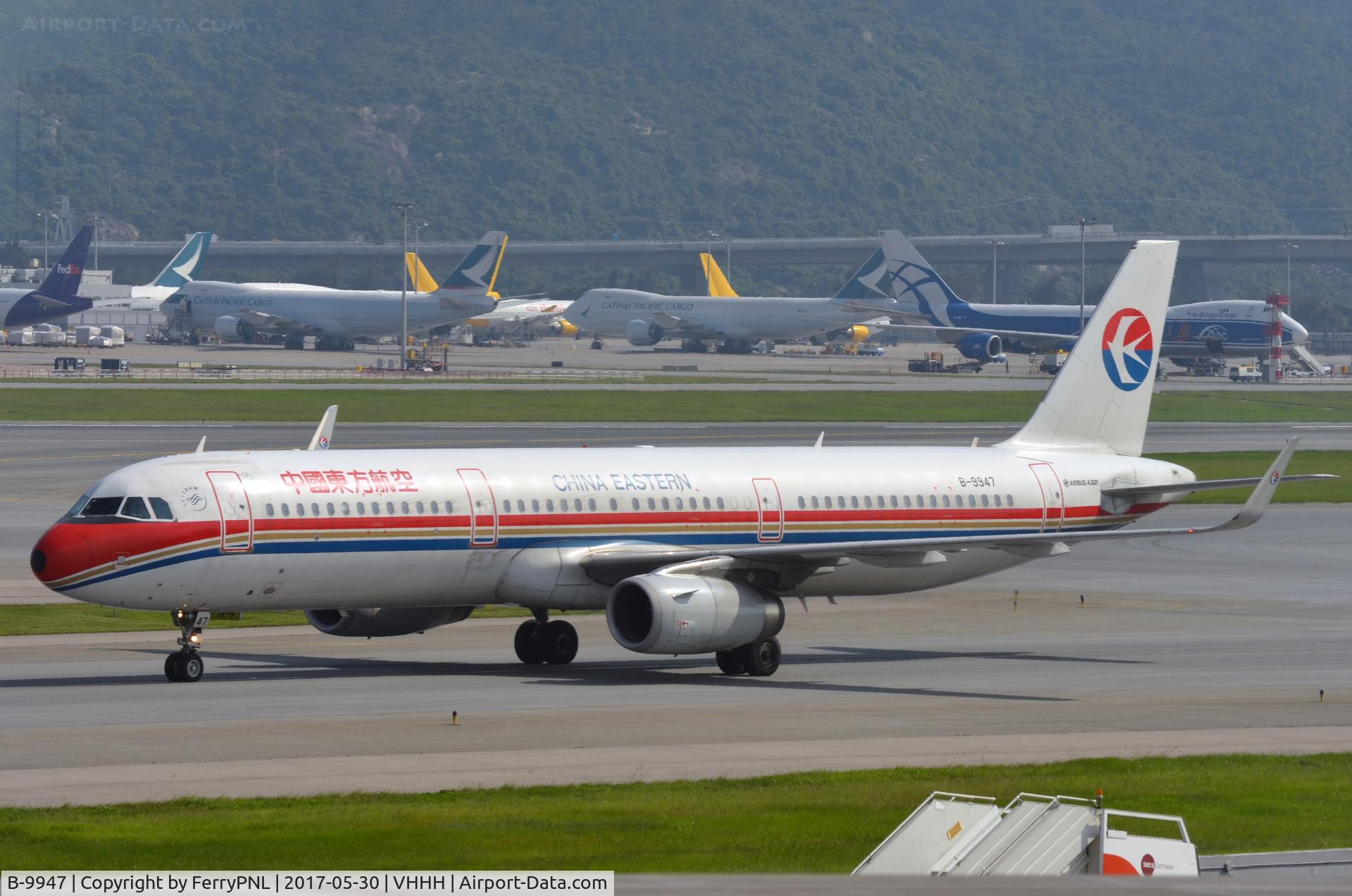 B-9947, 2013 Airbus A321-231 C/N 5705, China Eastern A321 in its former red/gold/blue livery passing by.