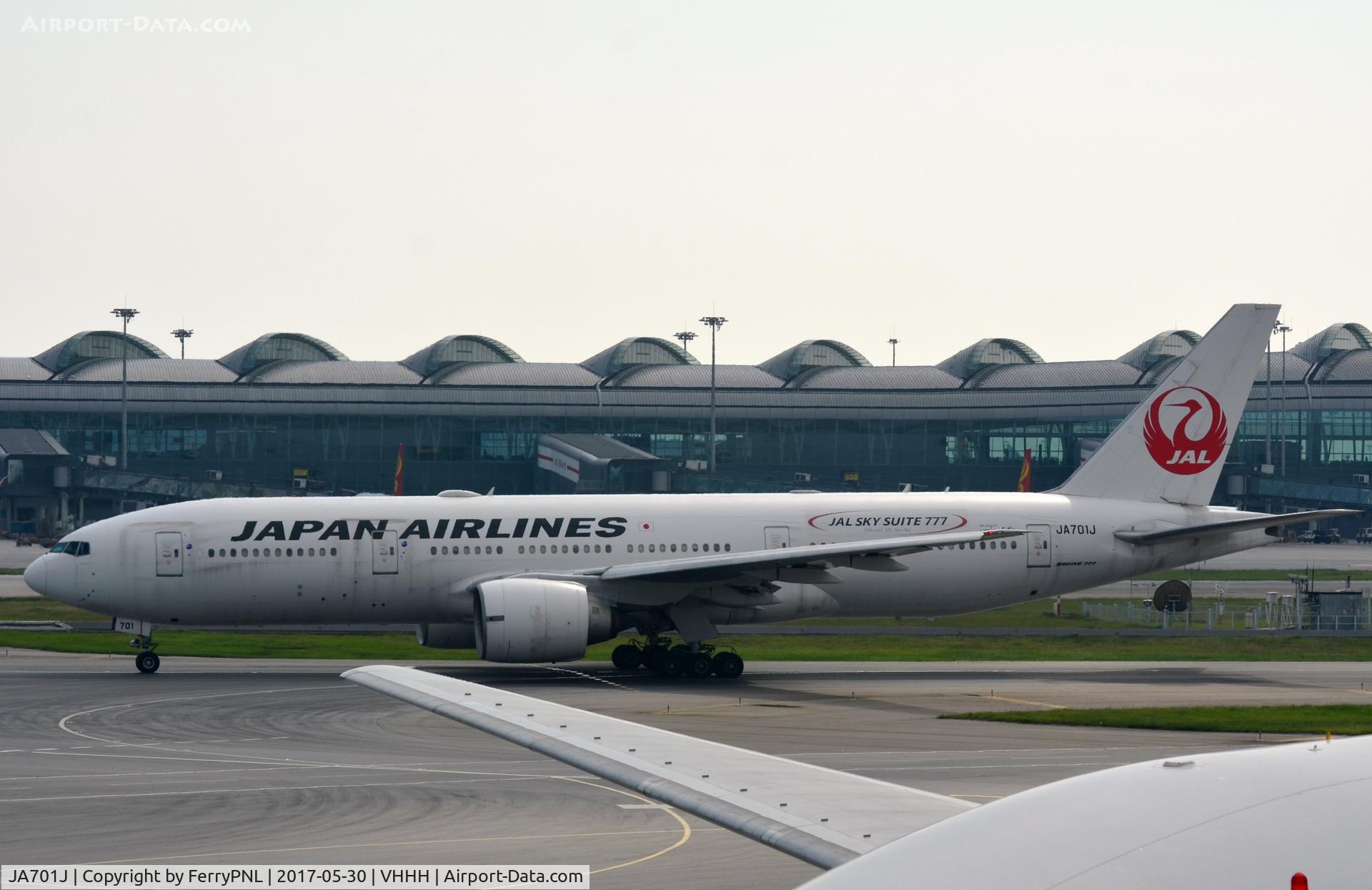 JA701J, 2002 Boeing 777-246/ER C/N 32889, JAL B772 taxying for departure.