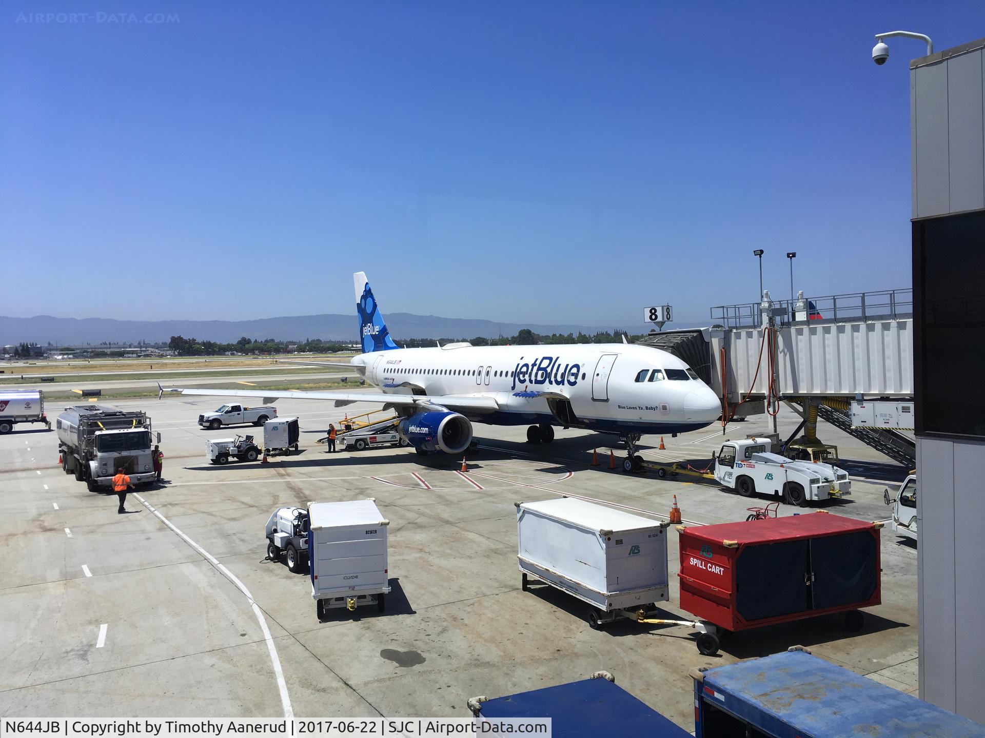 N644JB, 2006 Airbus A320-232 C/N 2880, Getting ready to go to Long Beach