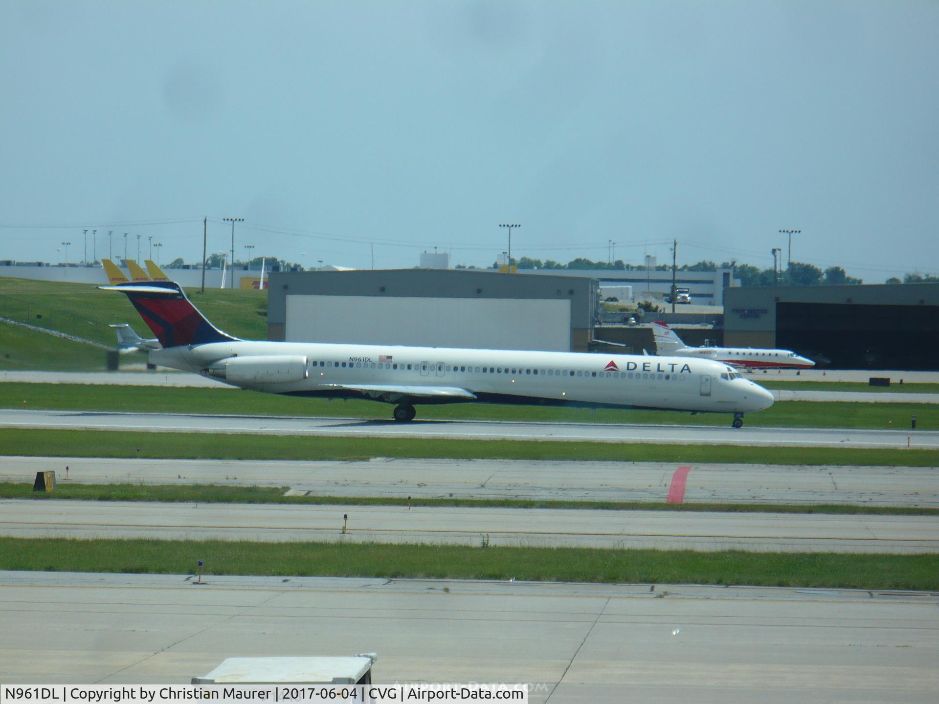 N961DL, 1990 McDonnell Douglas MD-88 C/N 49980, MD-88 RWY 27