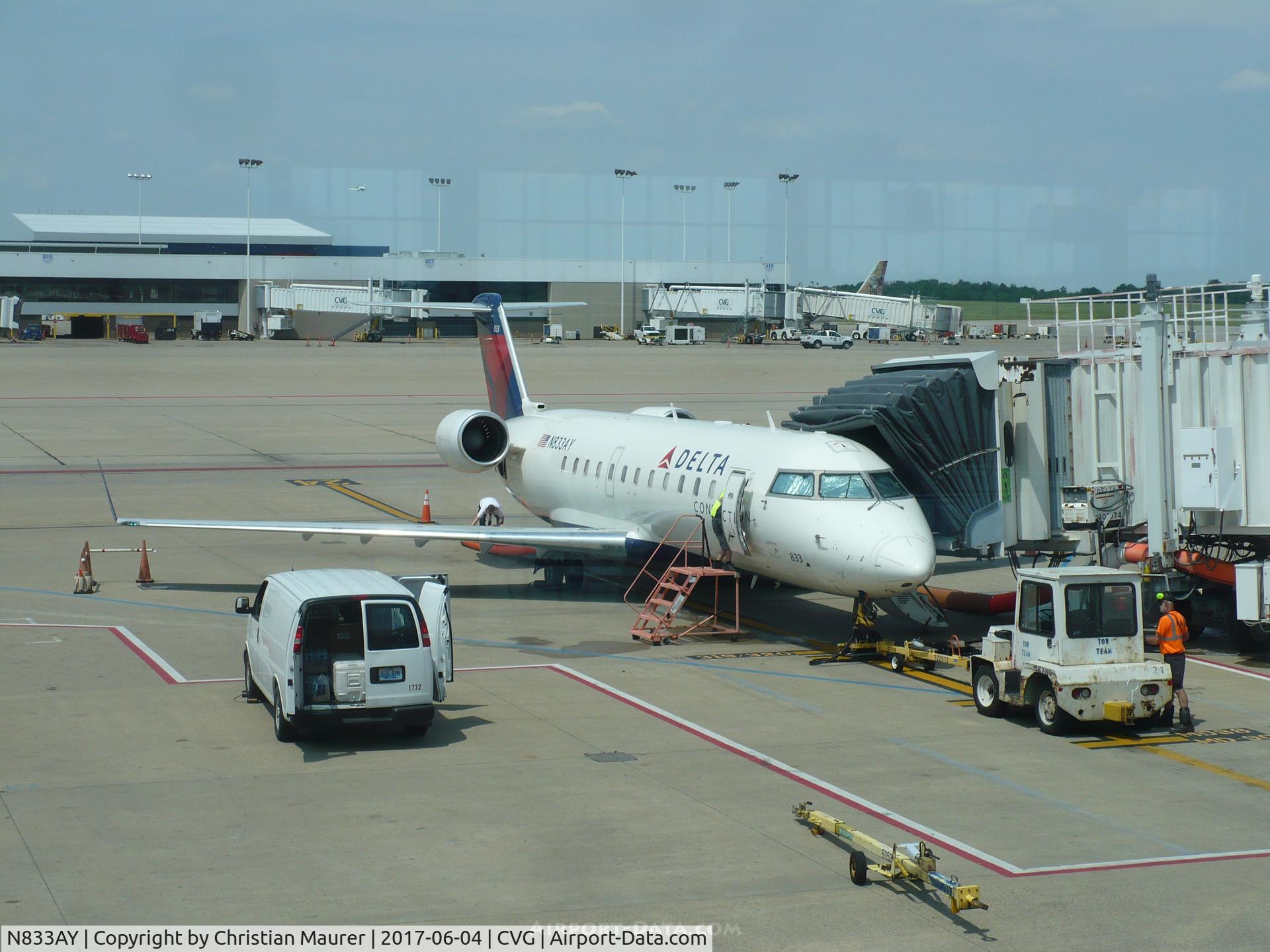 N833AY, 2005 Bombardier CRJ-200LR (CL-600-2B19) C/N 8033, CRJ-200LR getting catered