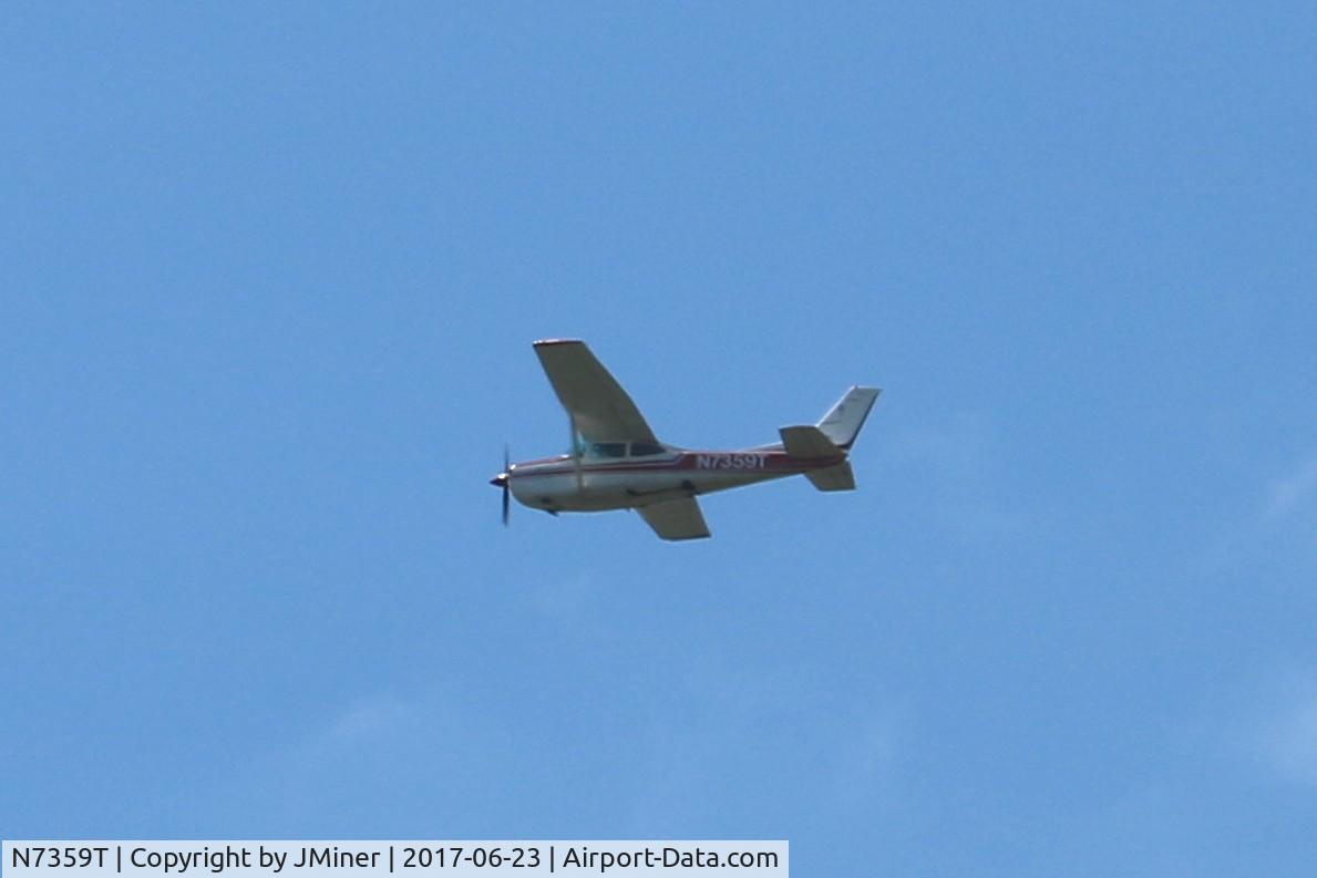 N7359T, 1977 Cessna R182 Skylane RG C/N R18200031, Flying over Sleepy Hollow, IL.
