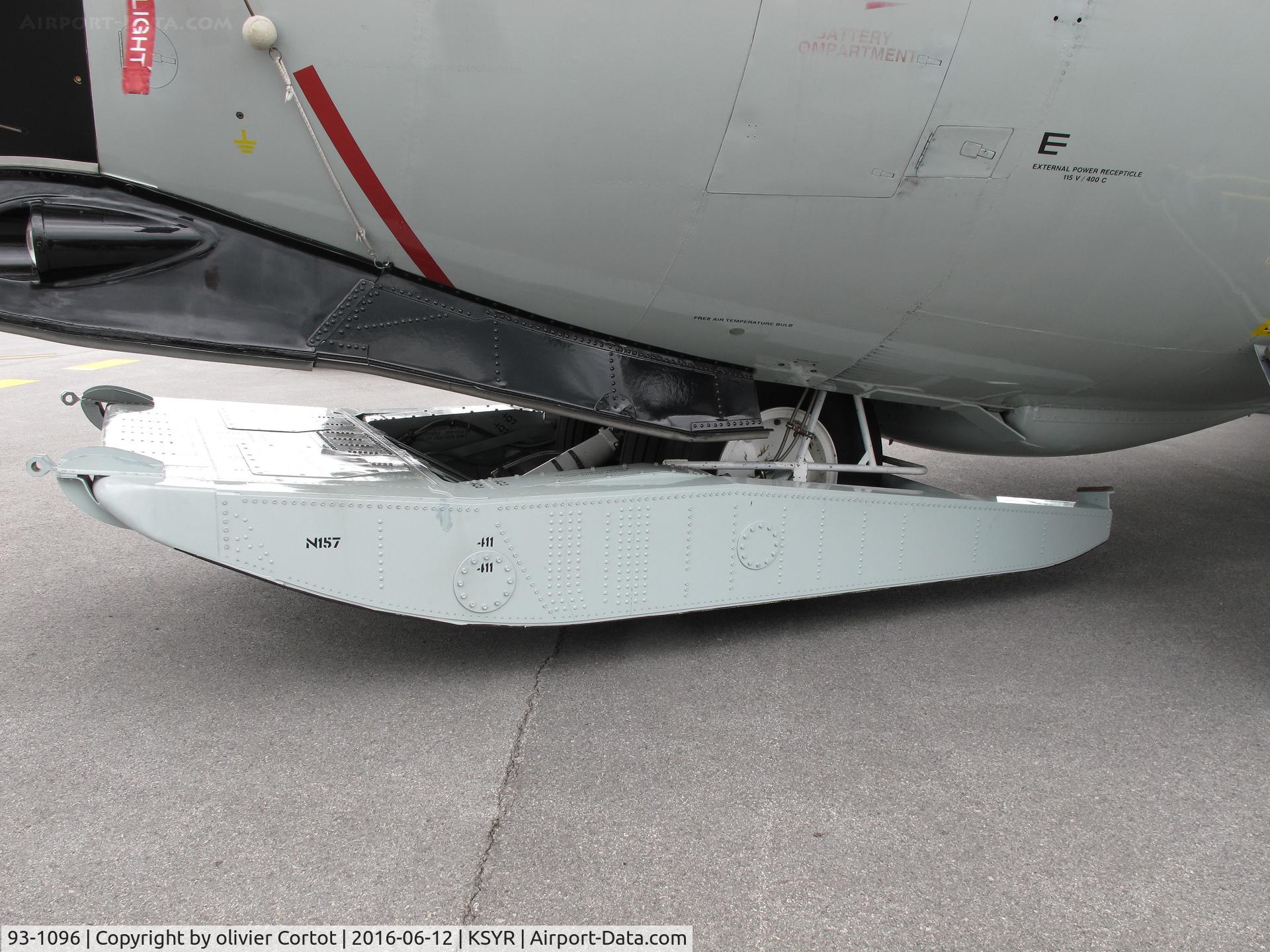 93-1096, 1993 Lockheed LC-130H Hercules C/N 382-5410, the front ski