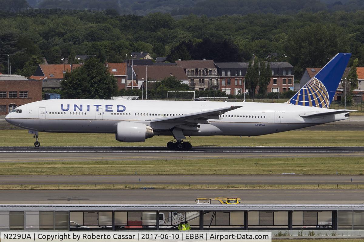 N229UA, 2002 Boeing 777-222 C/N 30557, Brussels