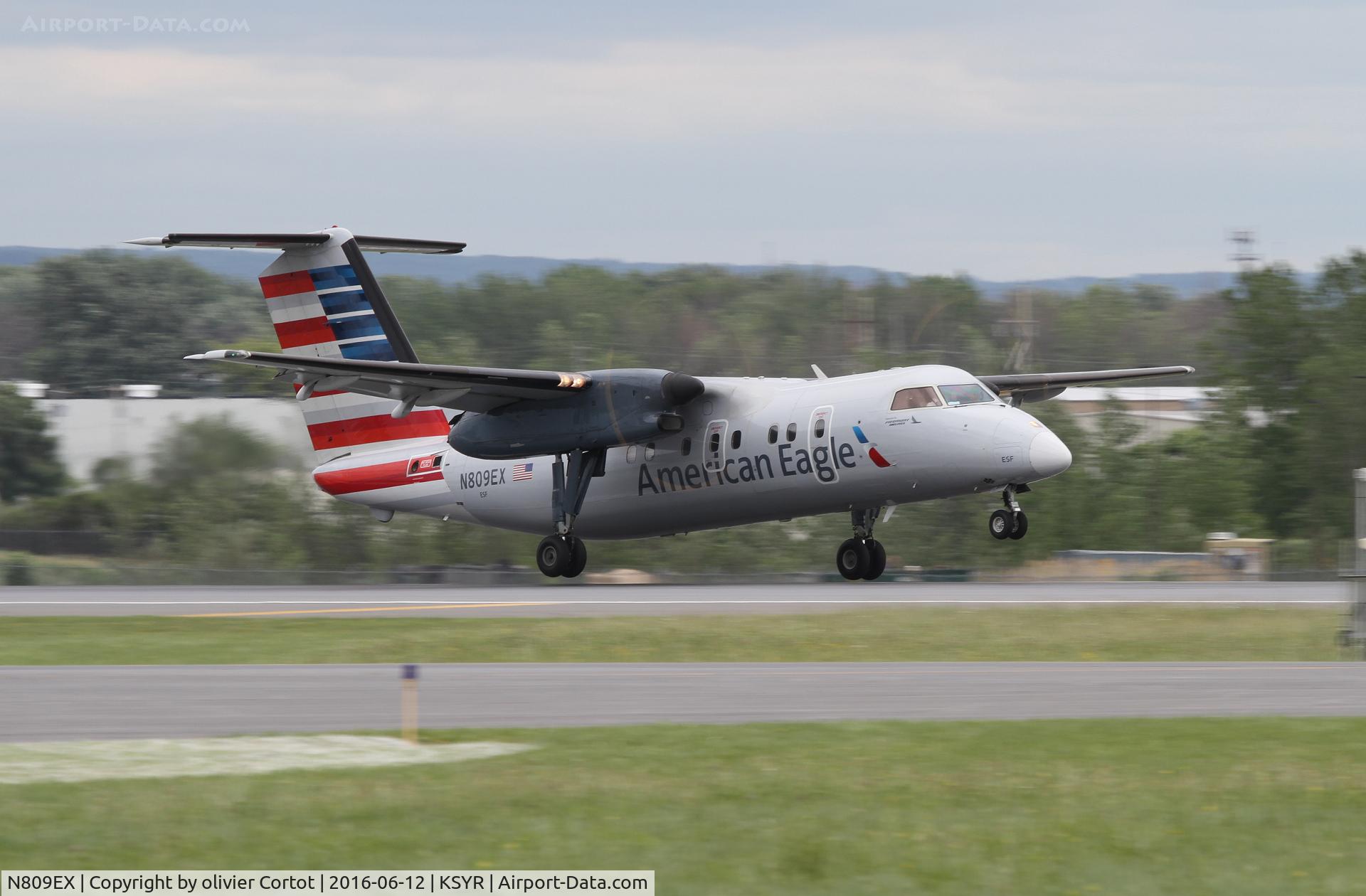 N809EX, 1991 Boeing DHC-8-102 C/N 302, landing at Syracuse