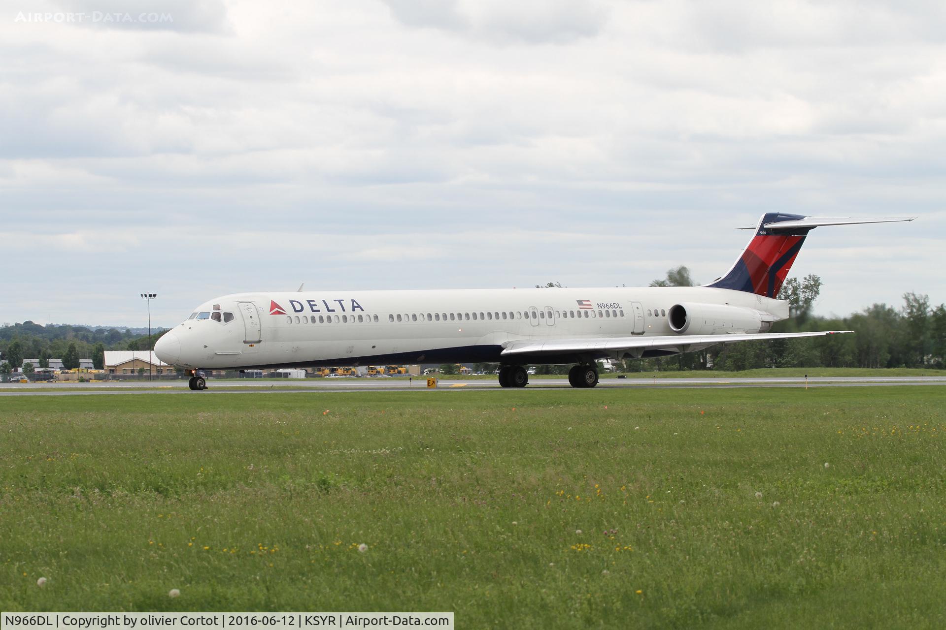 N966DL, 1990 McDonnell Douglas MD-88 C/N 53115, Syracuse airport