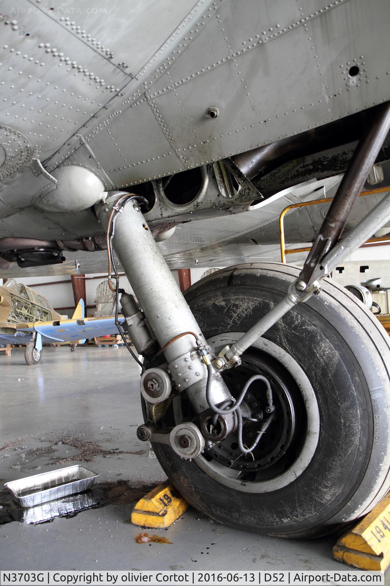N3703G, 1945 Boeing B-17G Flying Fortress C/N 44-83546-A, main landing gear