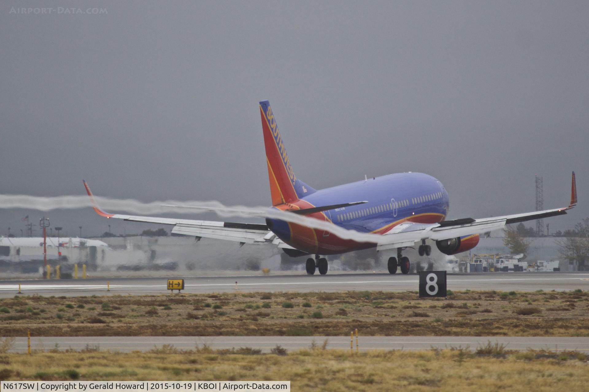 N617SW, 1995 Boeing 737-3H4 C/N 27700, Landing RWY 10L.
