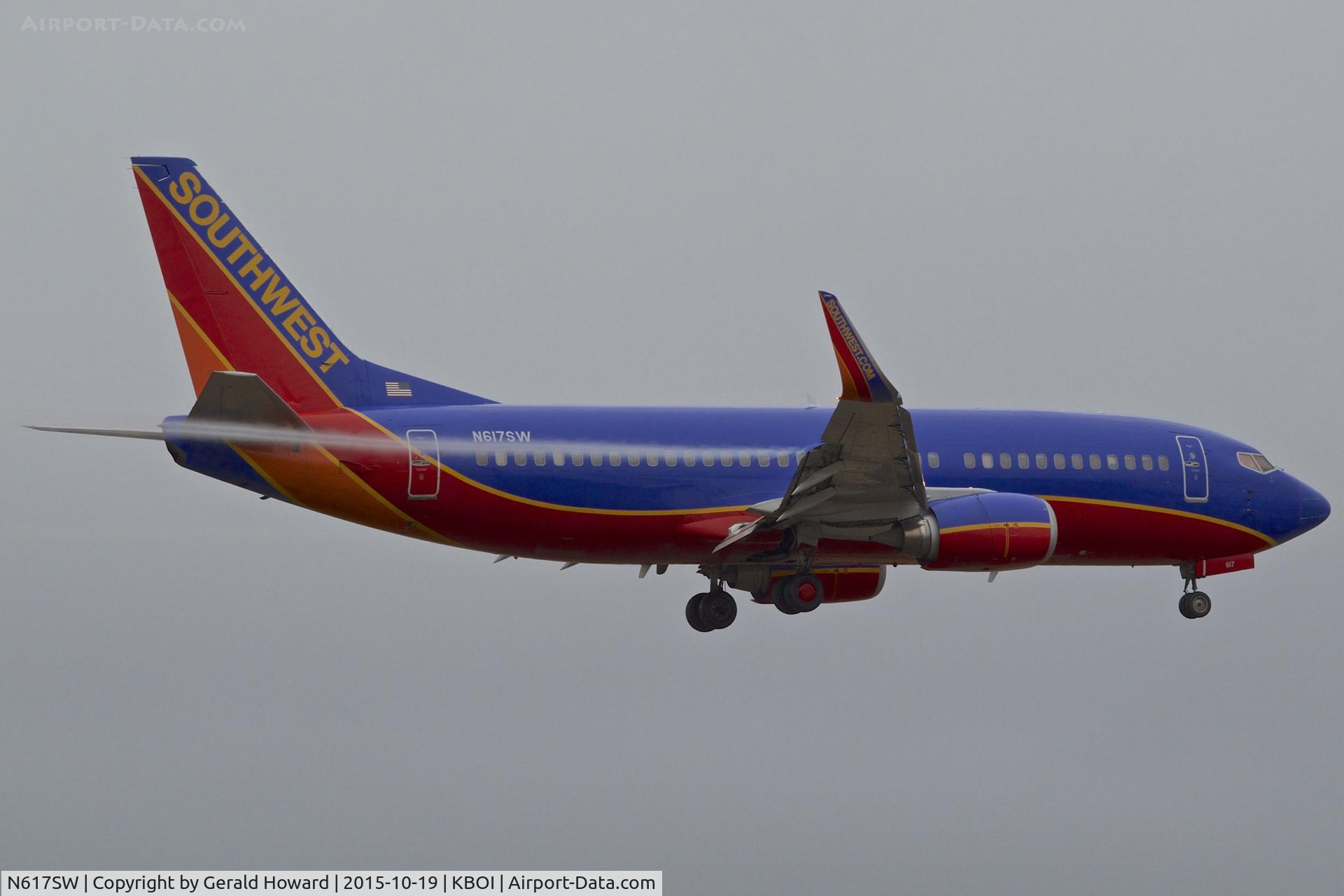 N617SW, 1995 Boeing 737-3H4 C/N 27700, On approach for RWY 10L.