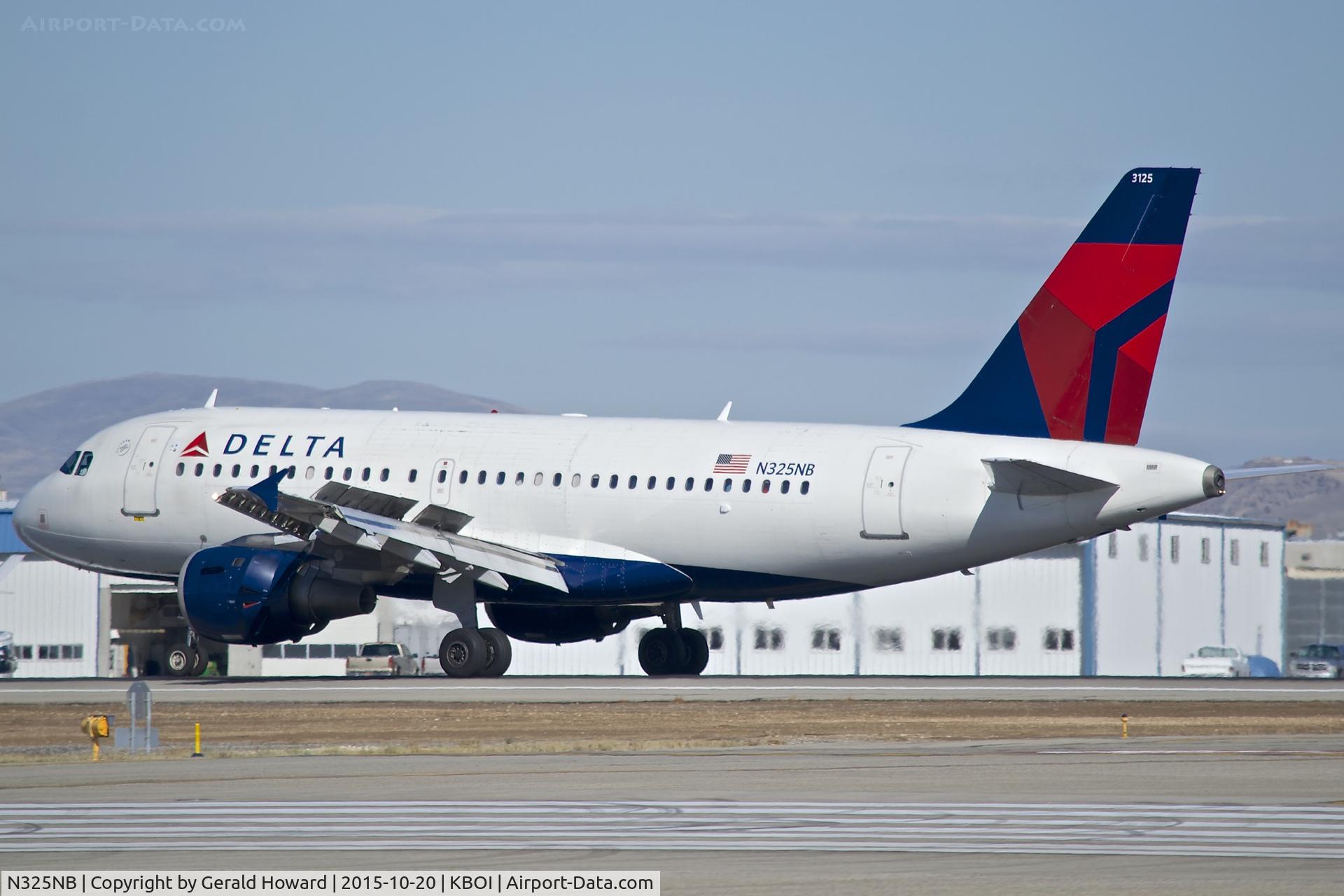 N325NB, 2001 Airbus A319-114 C/N 1483, Landing roll out on RWY 28R.