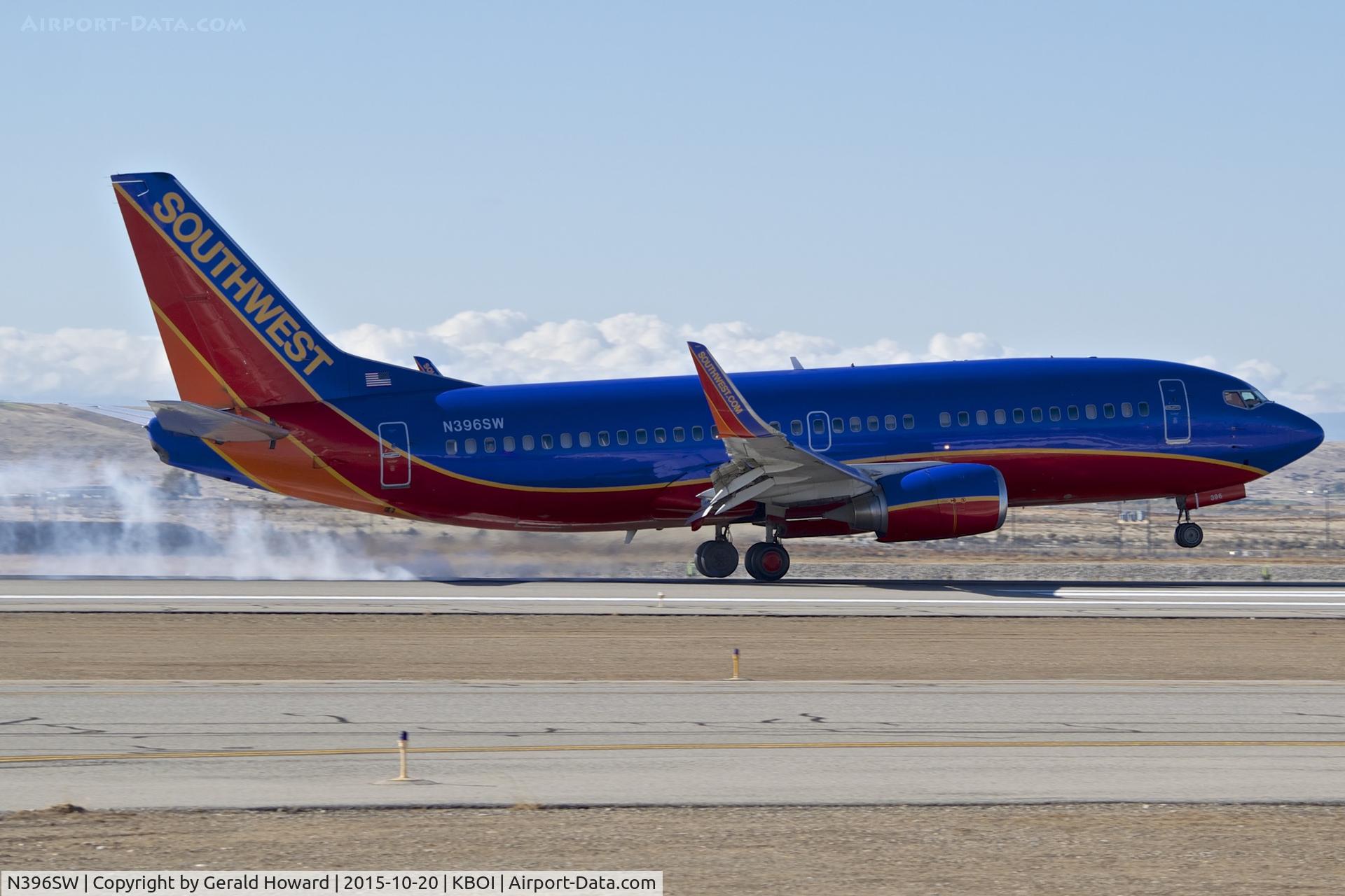 N396SW, 1994 Boeing 737-3H4 C/N 27690, Landing on RWY 28R.