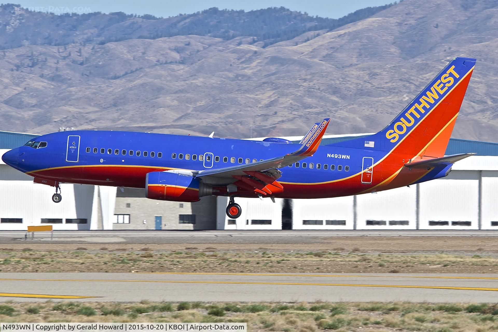 N493WN, 2004 Boeing 737-7H4 C/N 32477, Landing RWY 28R.