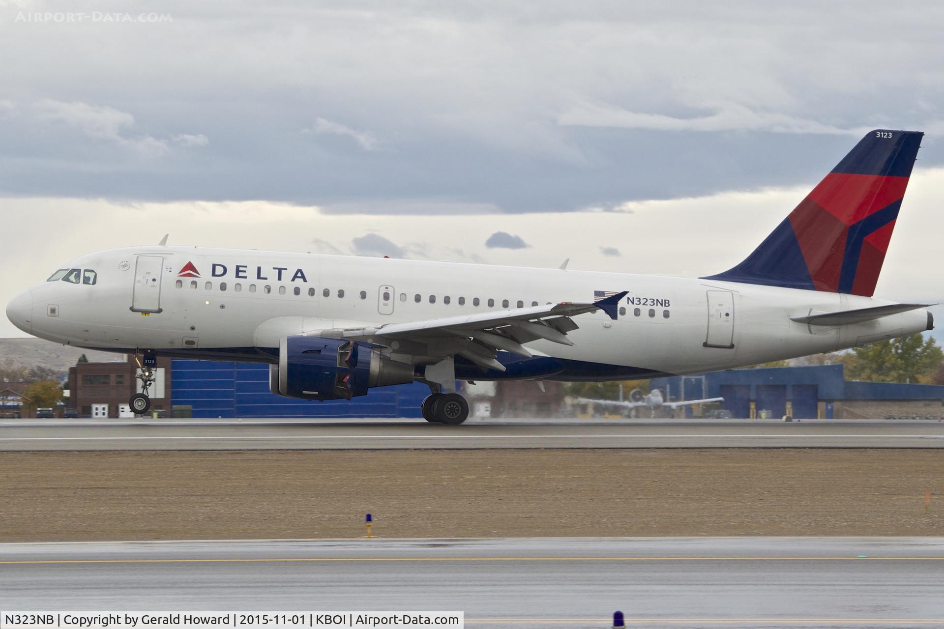 N323NB, 2001 Airbus A319-114 C/N 1453, Landing RWY 10L.