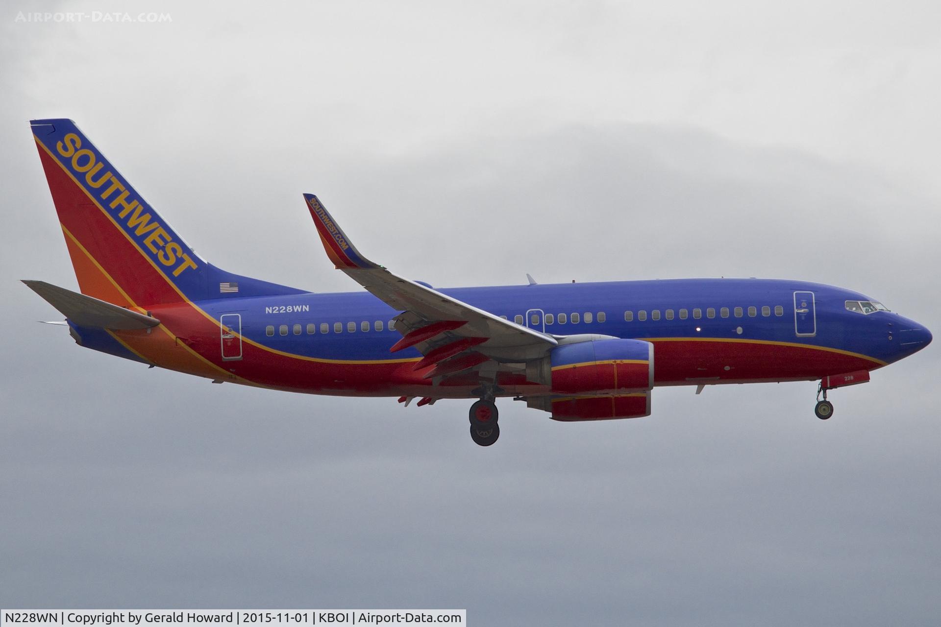 N228WN, 2005 Boeing 737-7H4 C/N 32496, Landing RWY 10L.